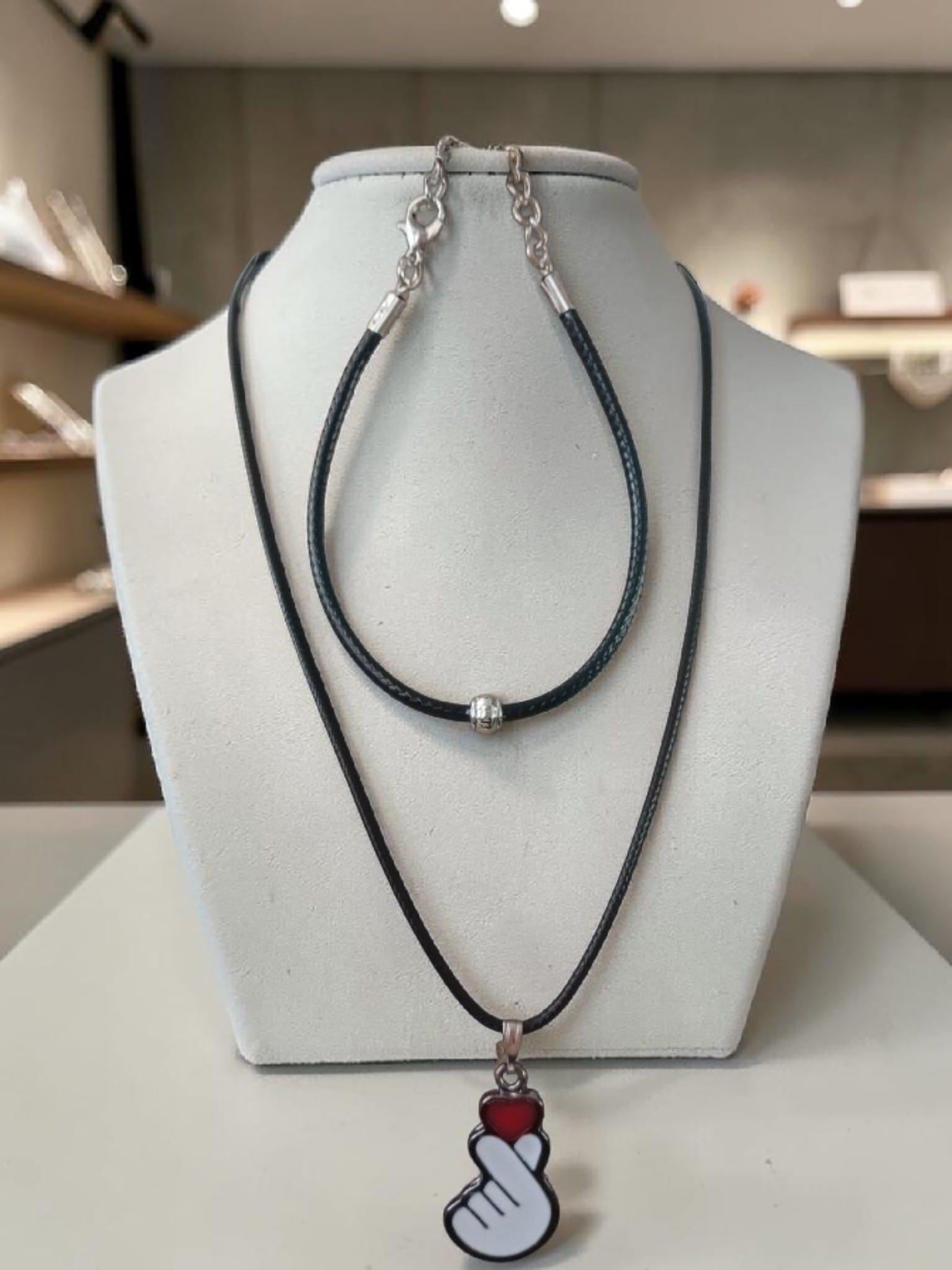 Siyah İpli Parmak Kalp Figürlü Kolye ve Minimalist Bileklik Seti - Gümüş Görünümlü Takı Kombini