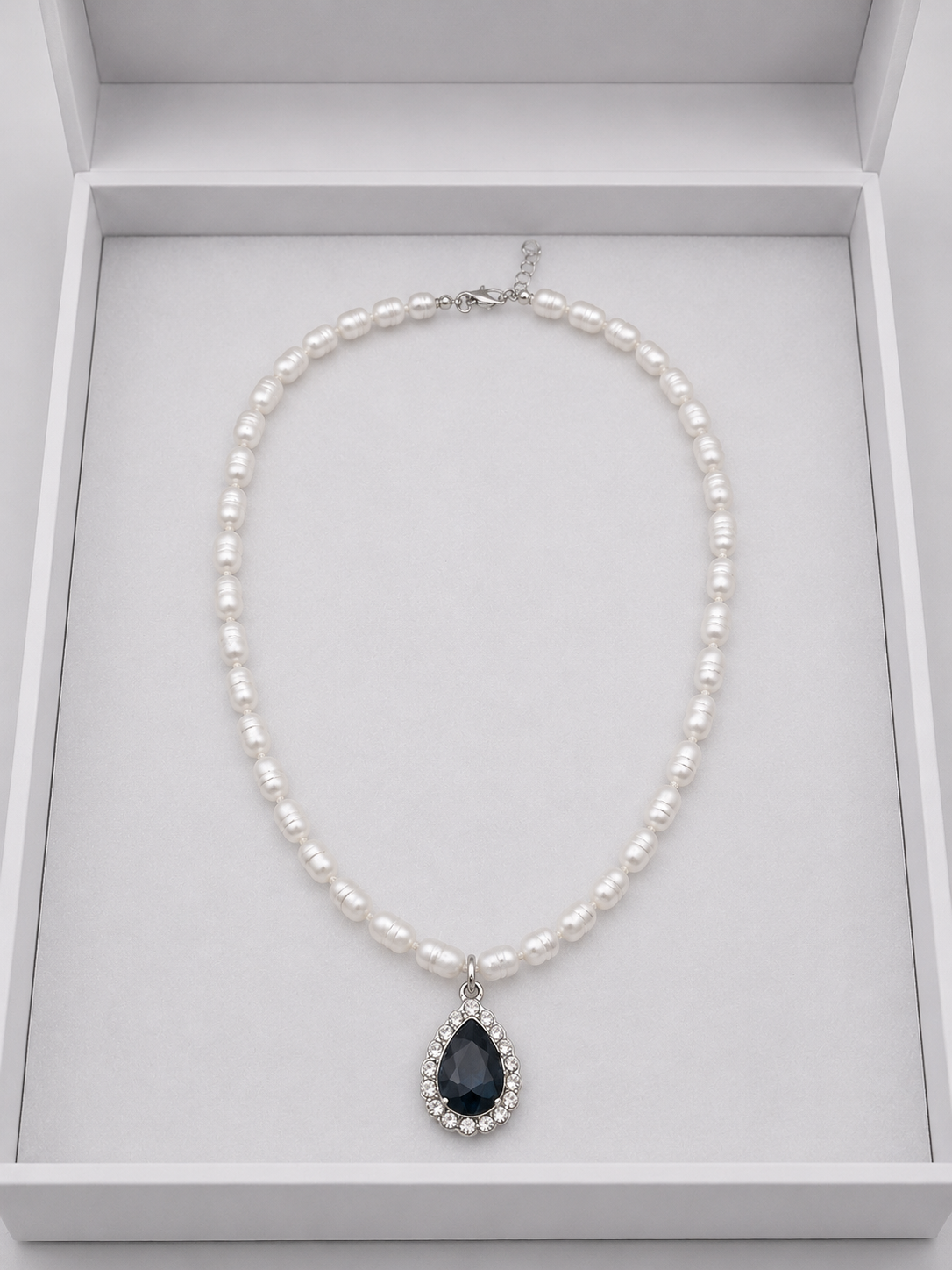 Siyah Taş Detaylı Beyaz İnci Kolye