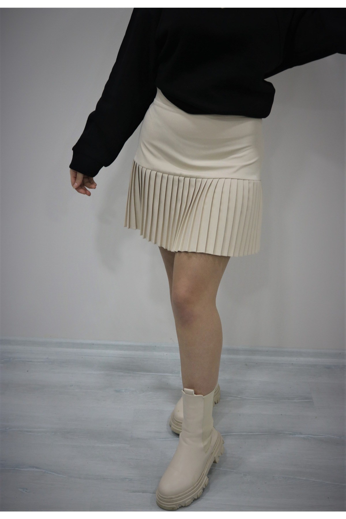 Bej pileli mini etek