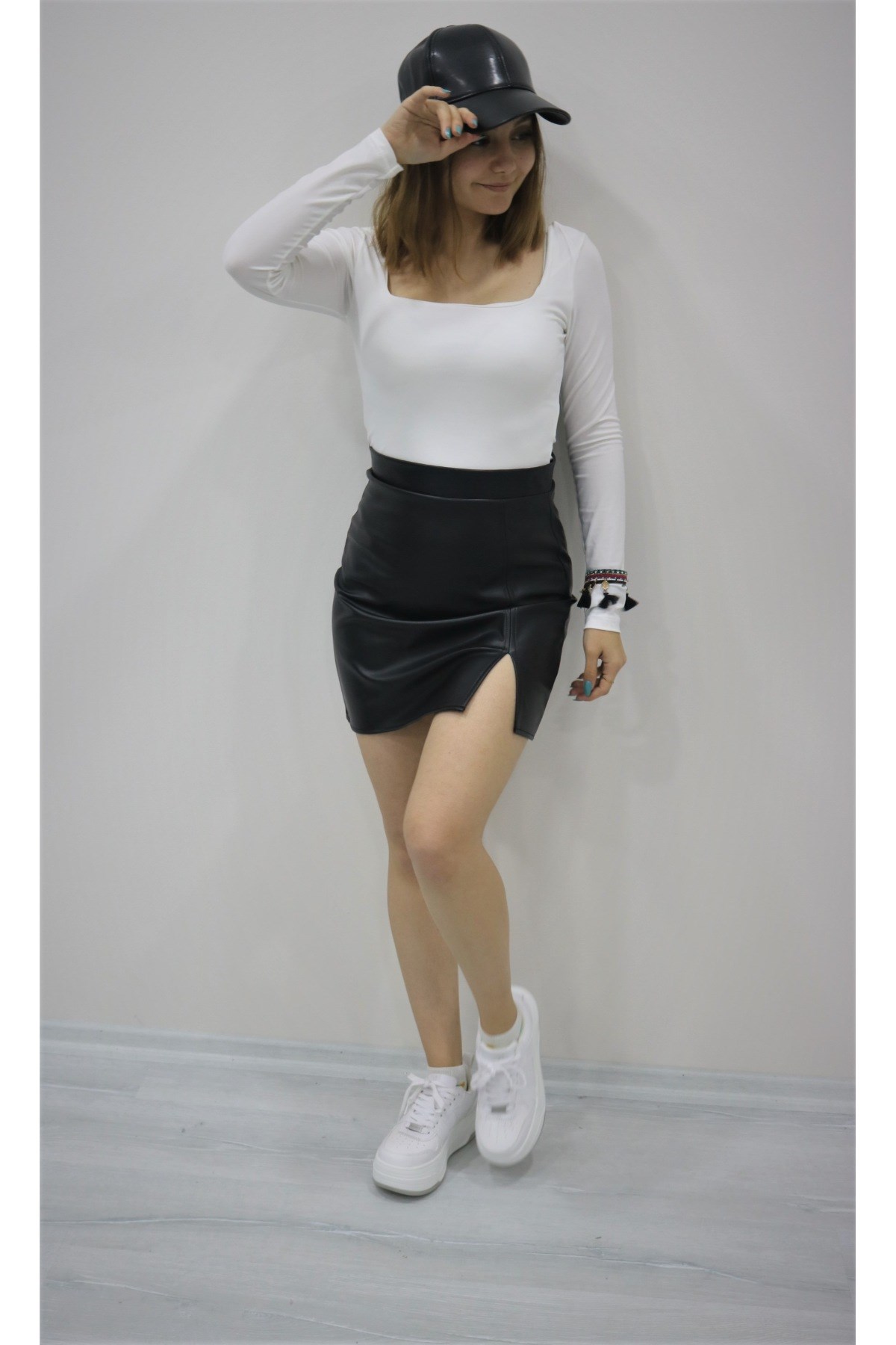 Deri yırtmaçlı etek