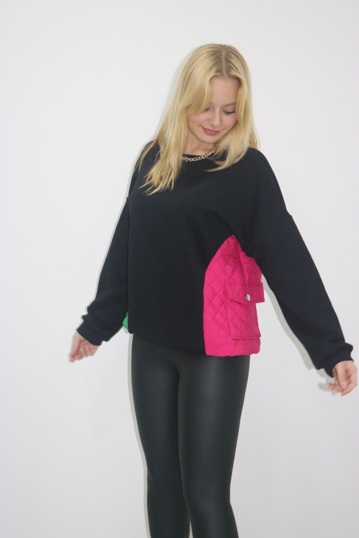 Kapitone yeşil pembe cep detay siyah sweatshirt