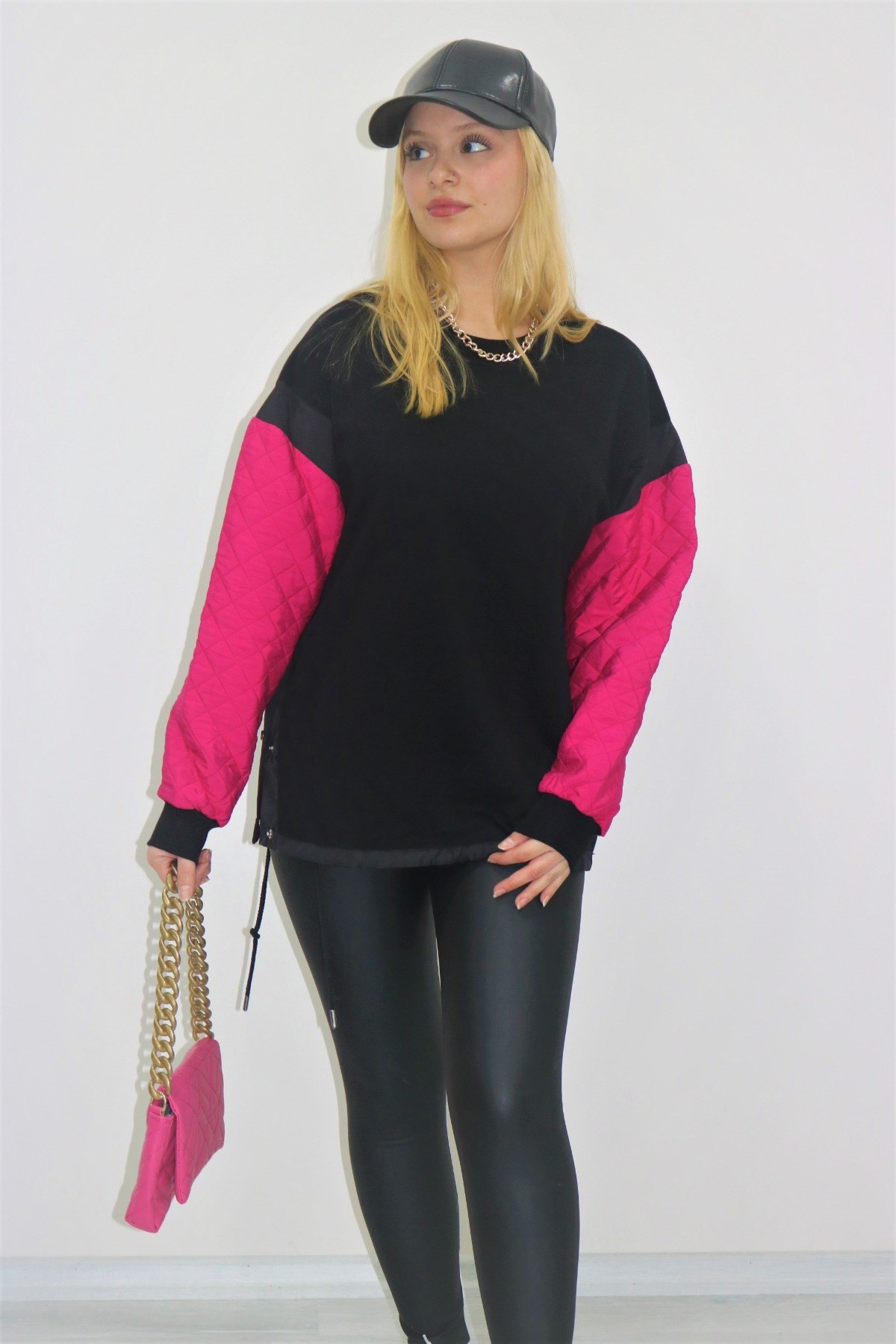 Kolları pembe kapitone siyah sweatshirt