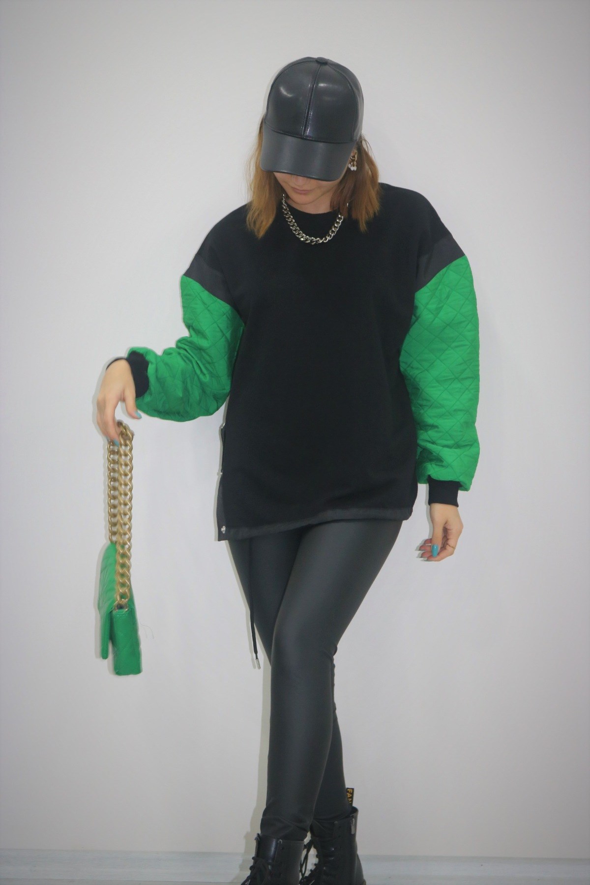 kolları yeşil kapitone siyah sweatshirt