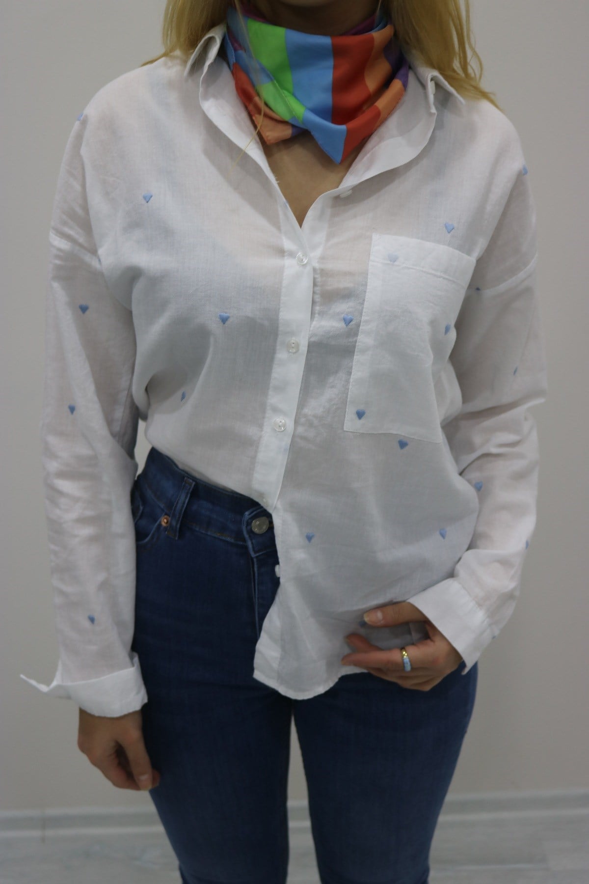 Mavi kalp işlemeli gömlek