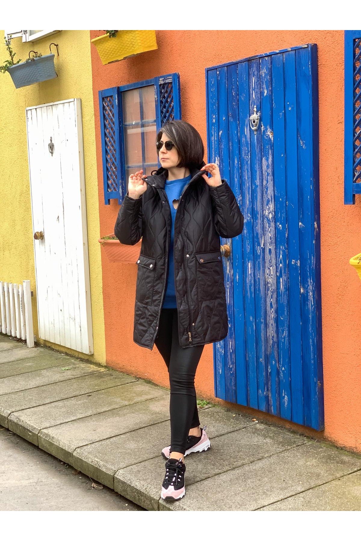 Siyah kapşonlu cepli mont