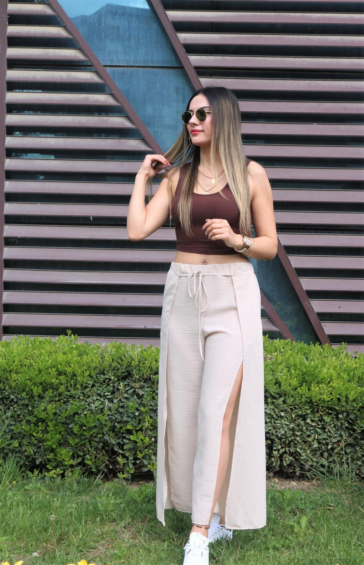Bej yırtmaç detaylı pantolon
