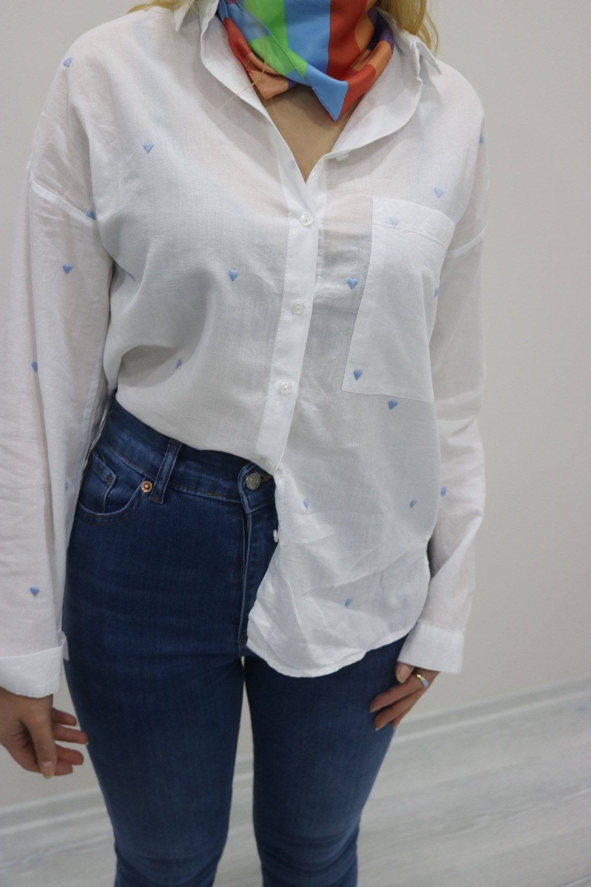 Mavi kalp işlemeli gömlek