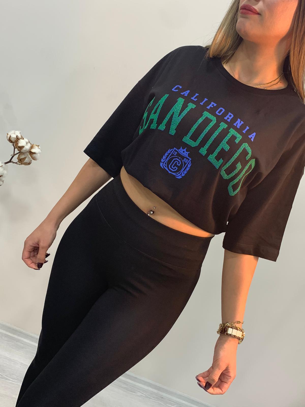 Siyah kabartma yazılı tişört