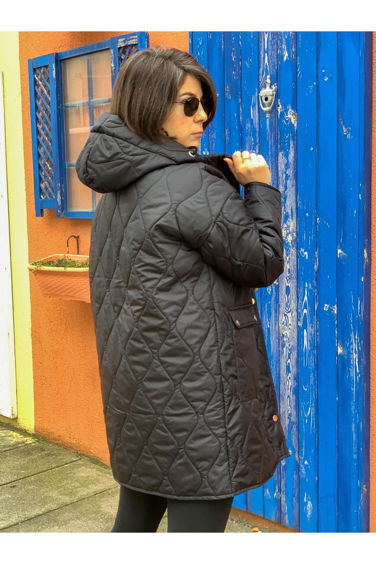 Siyah kapşonlu cepli mont