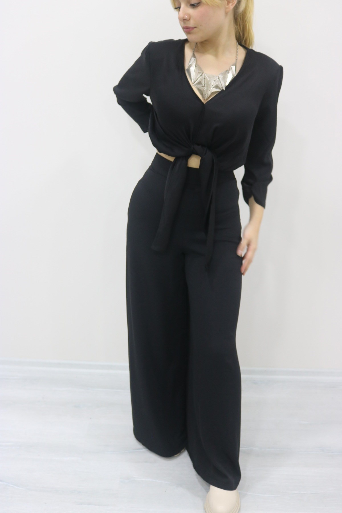 Siyah önü bağlamalı takım