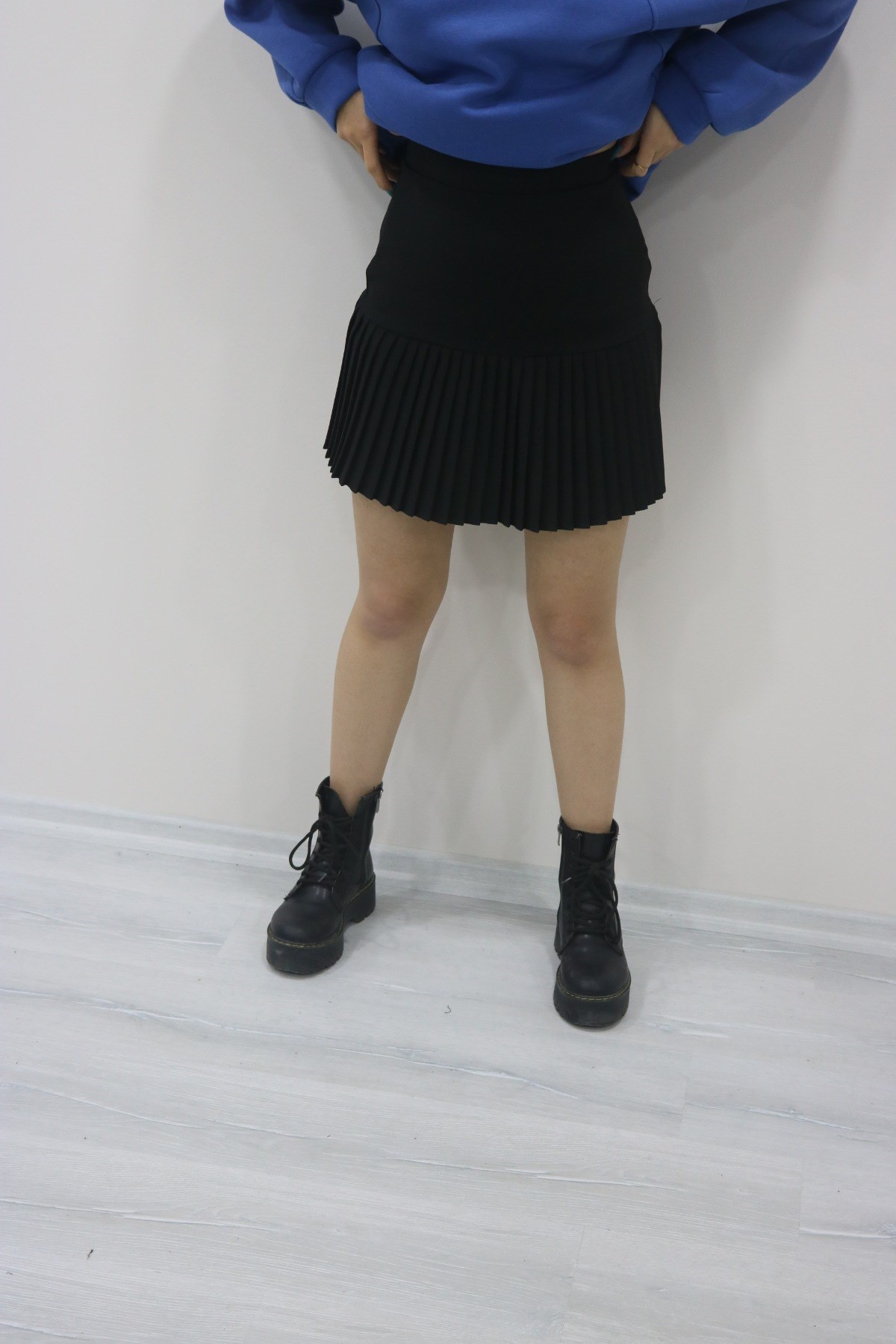 Siyah pileli mini etek