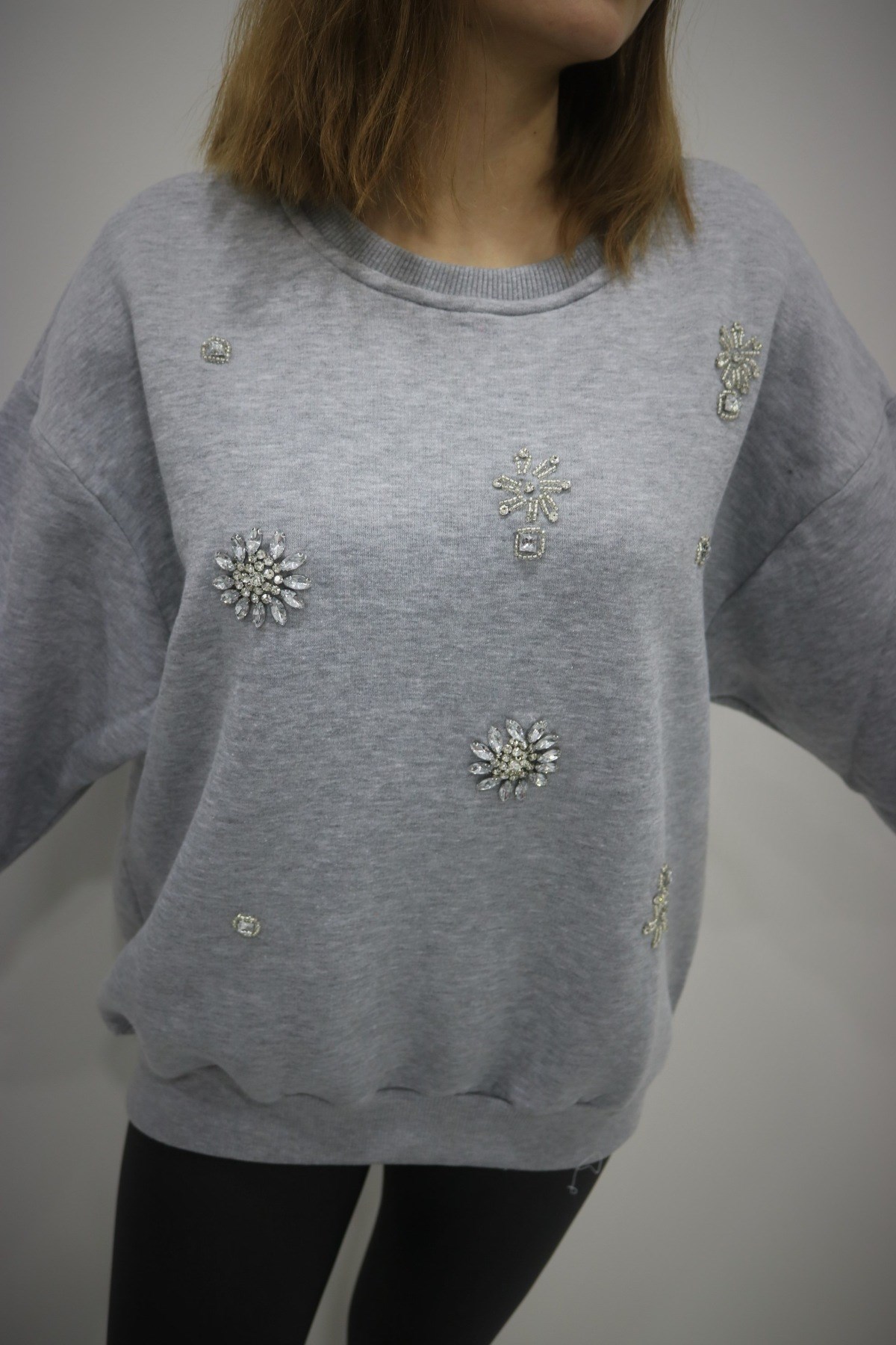 Taş detay şardonlu gri sweatshirt