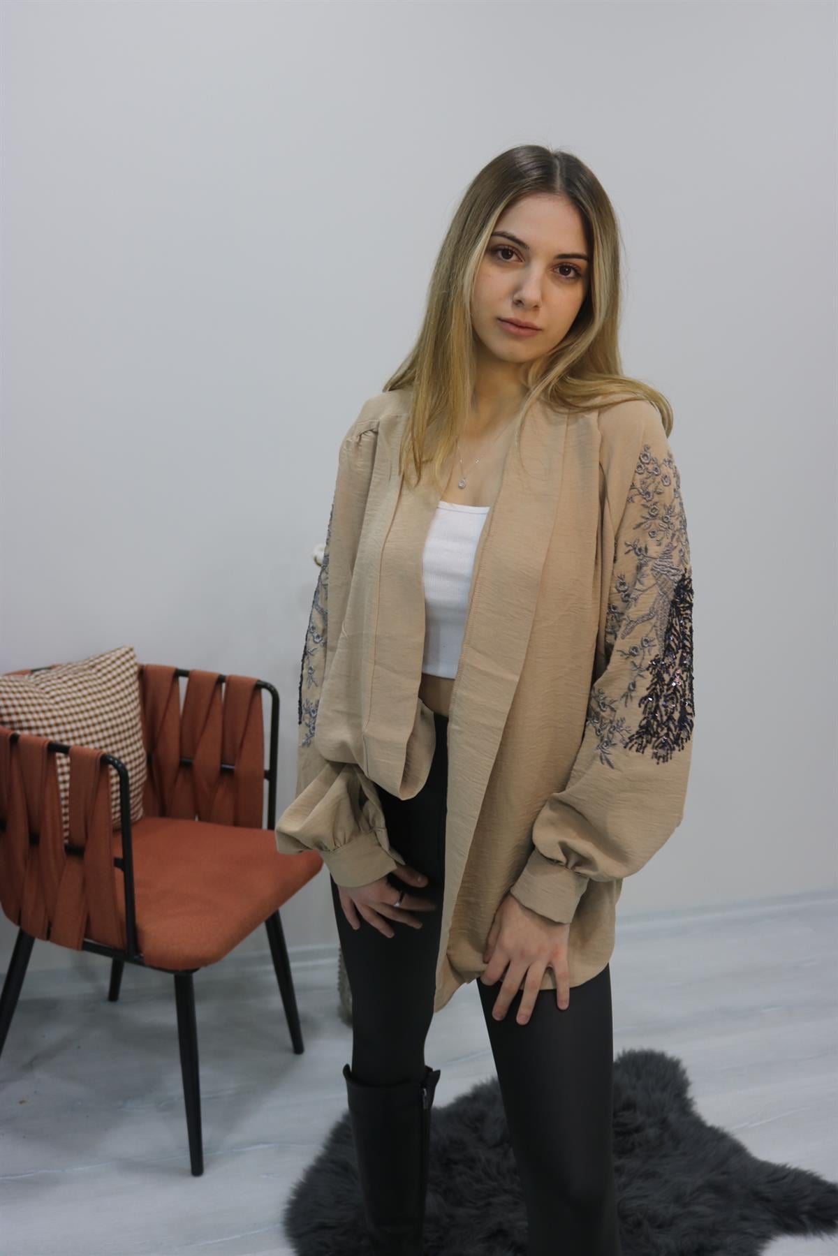 Tasarım bej tavus kuşu işlemeli kimono