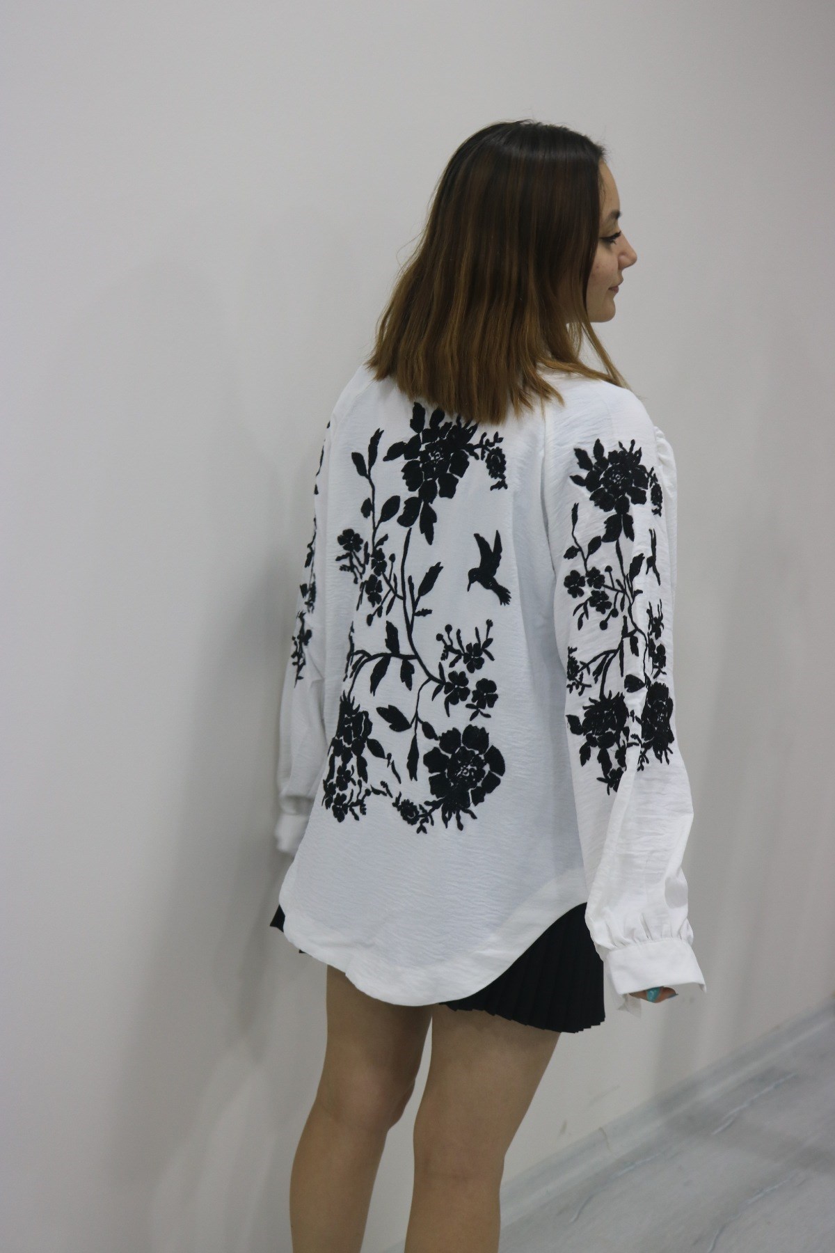 Tasarım beyaz işlemeli kimono