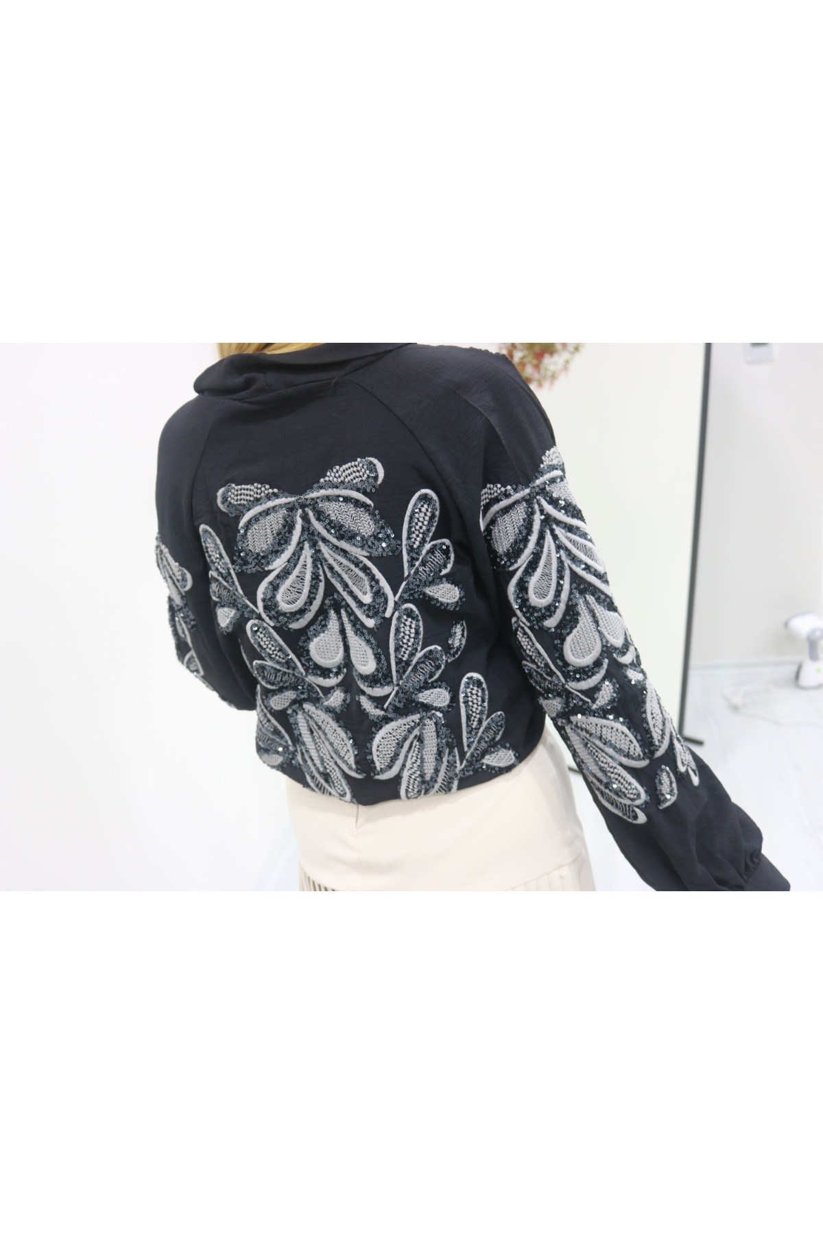 Tasarım siyah işlemeli kimono