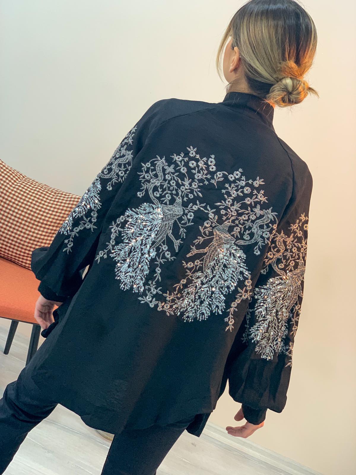 Tasarım siyah tavus kuşu işlemeli kimono