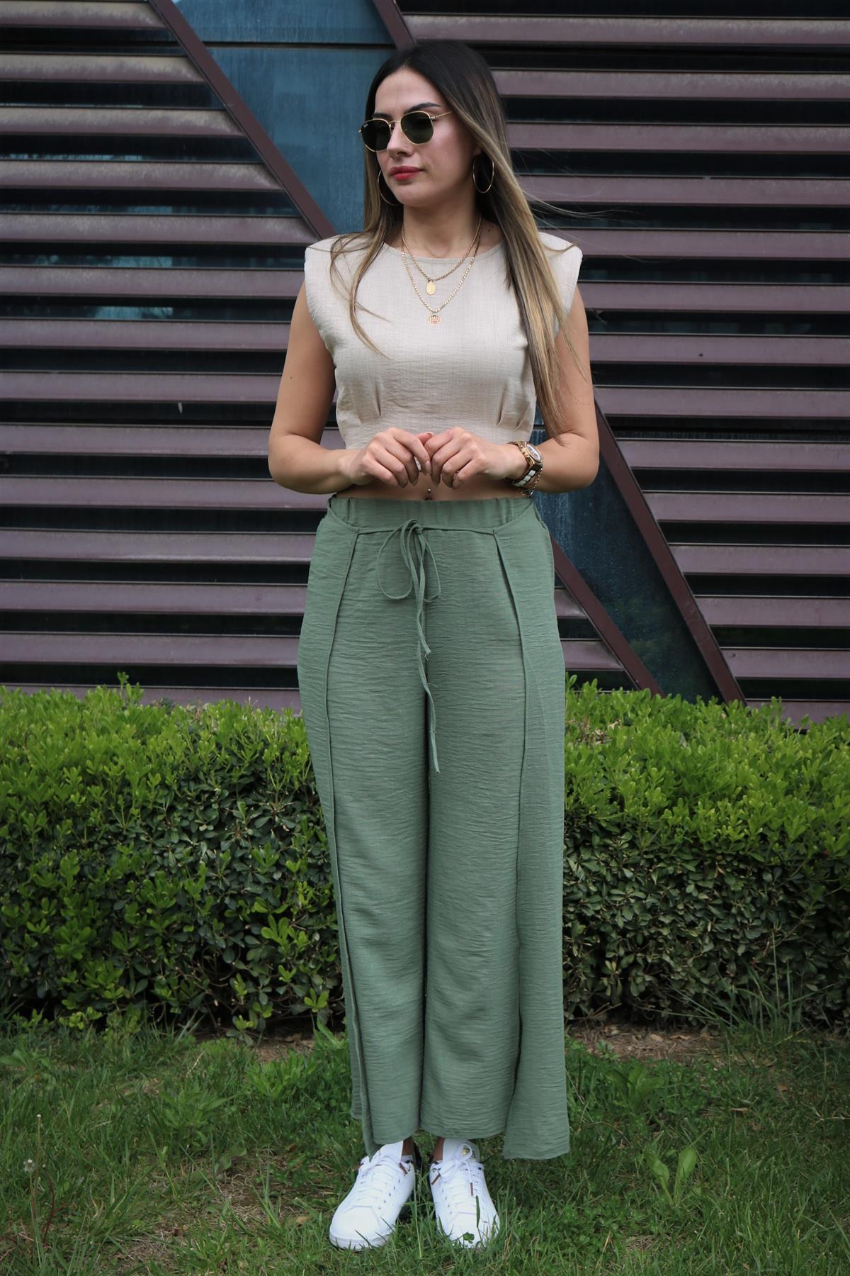 Yeşil yırtmaç detaylı pantolon