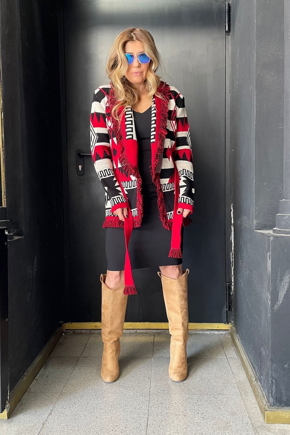 Siyah Taş Kırmızı