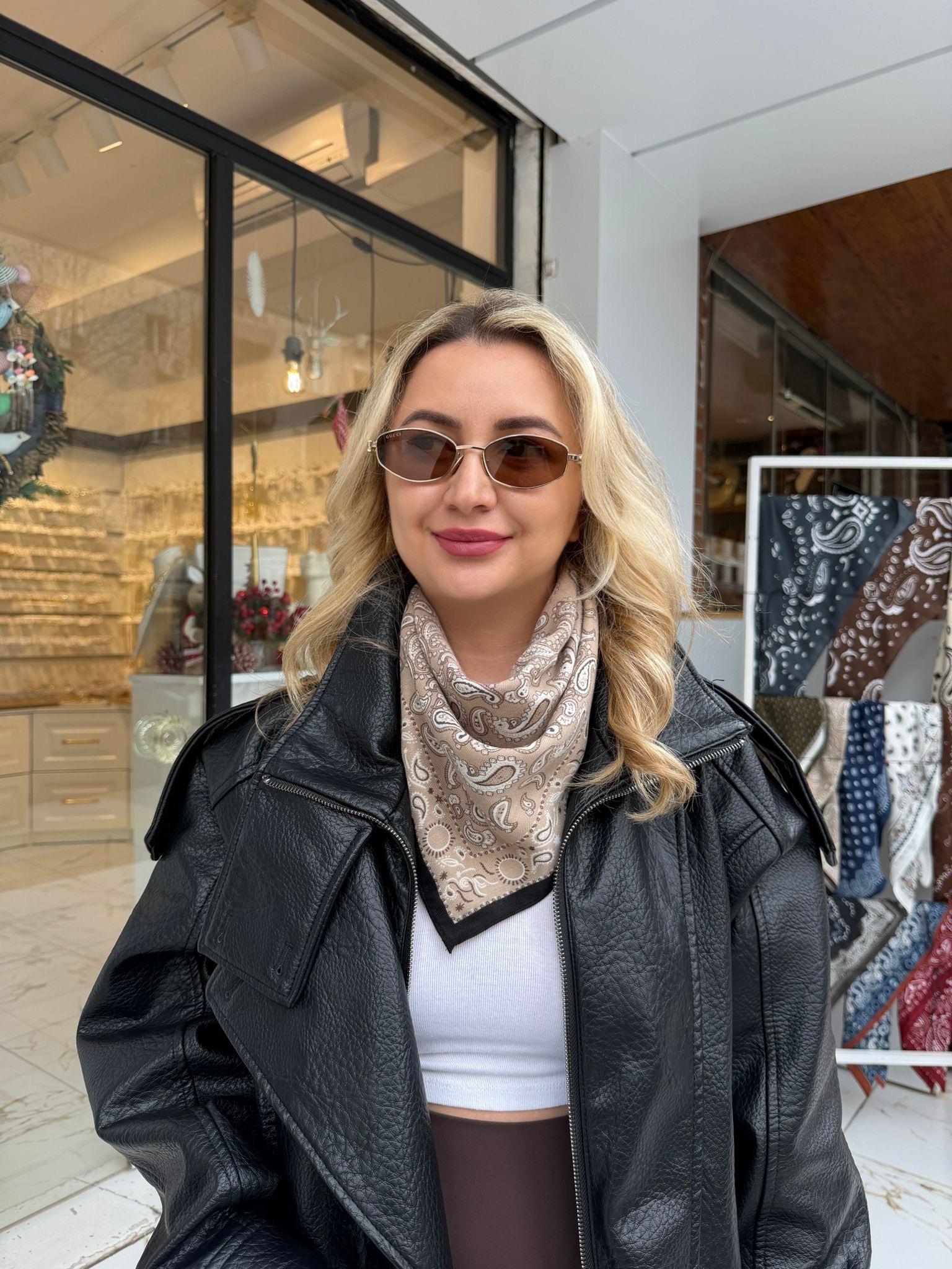 Bej Renk Siyah Çerçeve Etnik Desen Fular 70x70