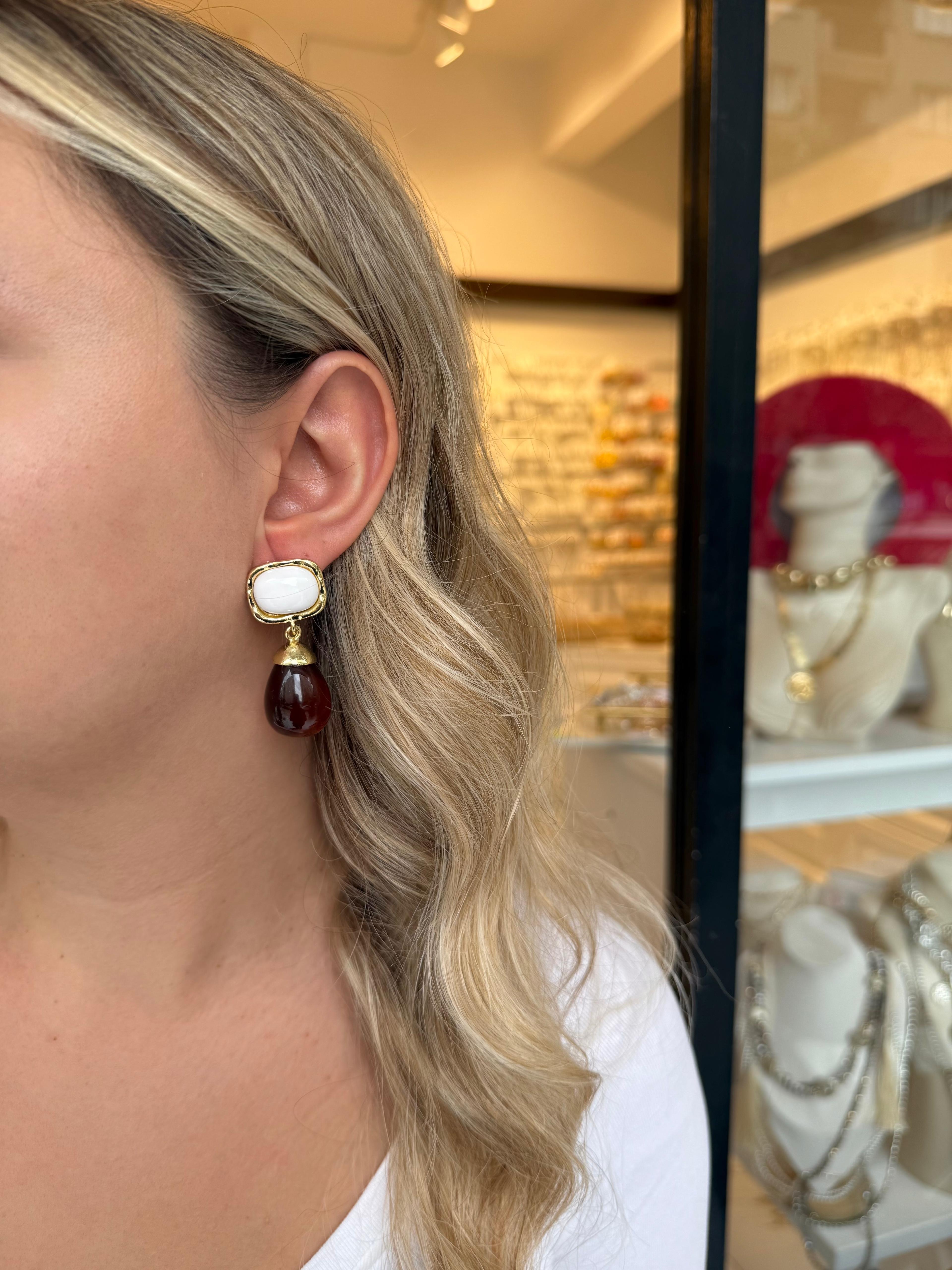 Marka Model Beyaz-Kırmızı Taş Gold Detaylı Küpe