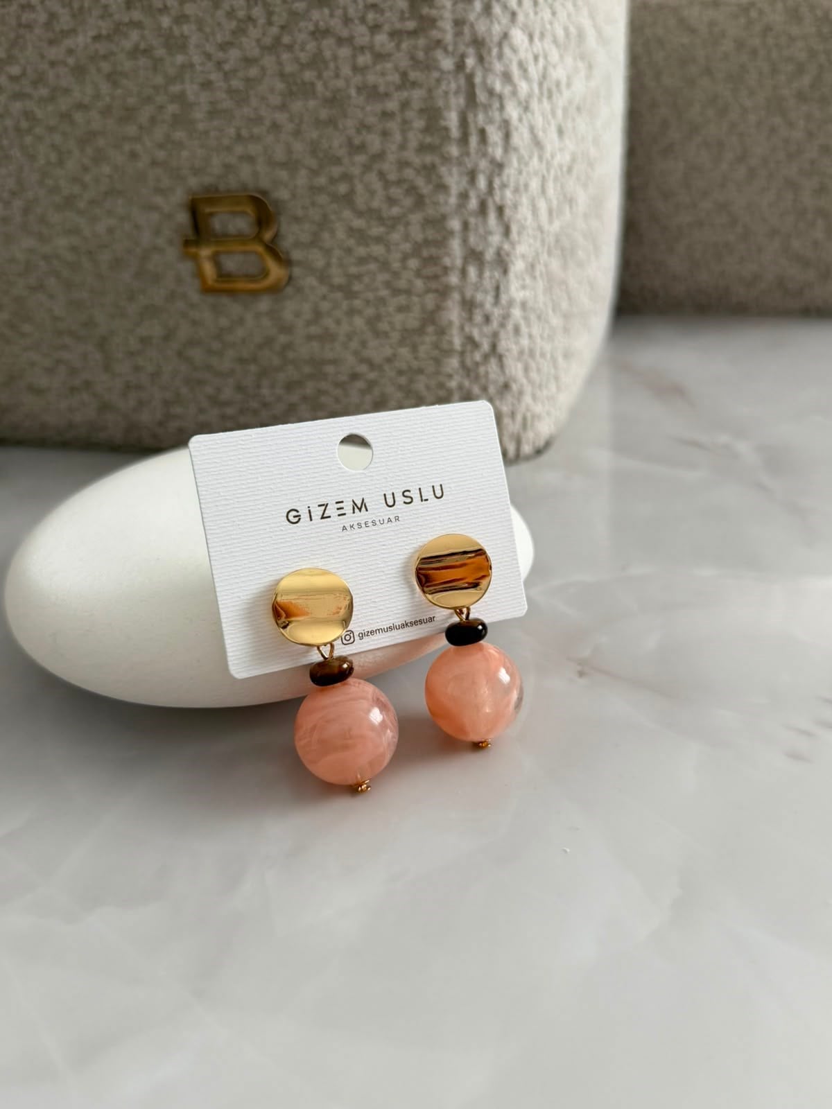 Marka Model Gold Detaylı Pembe Mineli Küpe