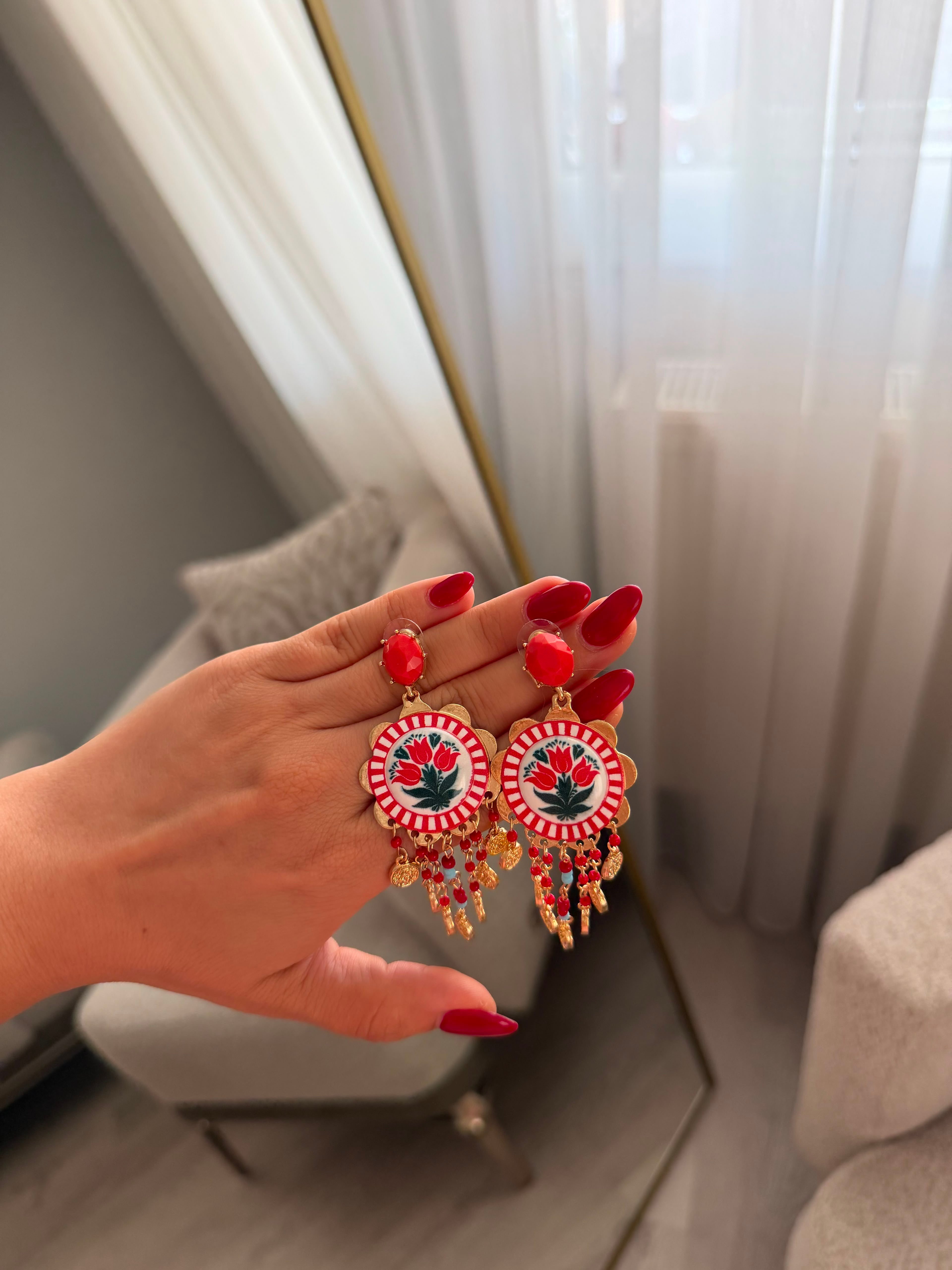 Marka Model Stilla Rossa Kırmızı Taş Detaylı Sallantılı Küpe