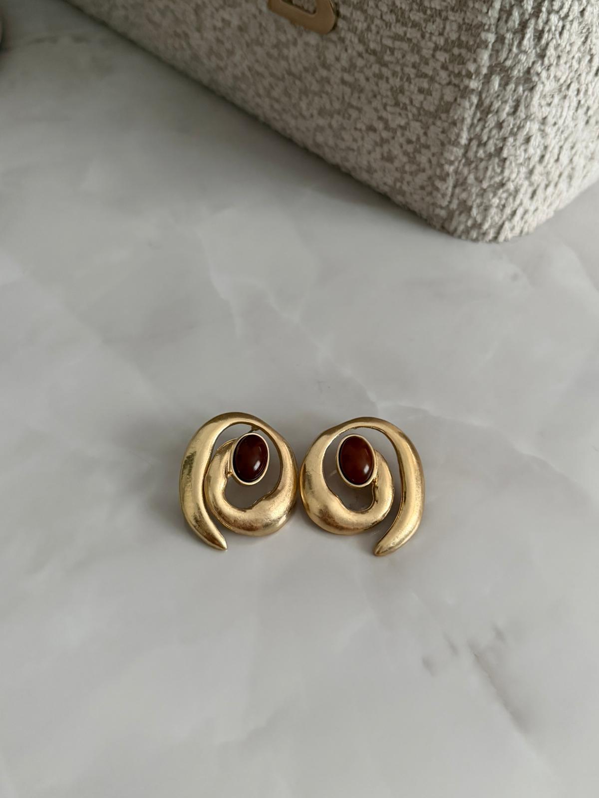 Marka Model Kıvrımlı Gold Desen Kahverengi Detay Küpe