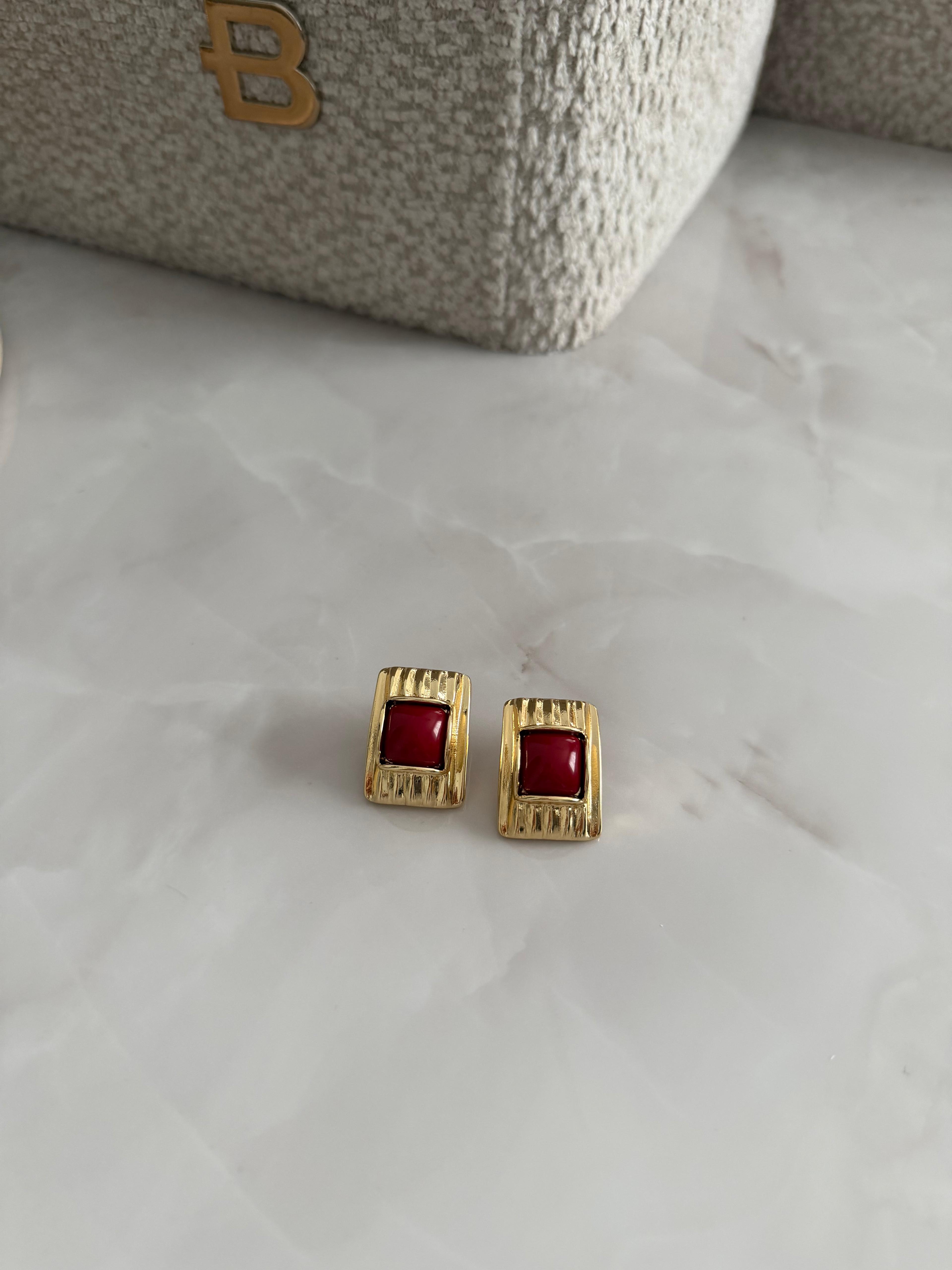 Marka Model Oval Kenarlı Kırmızı Detay Küpe