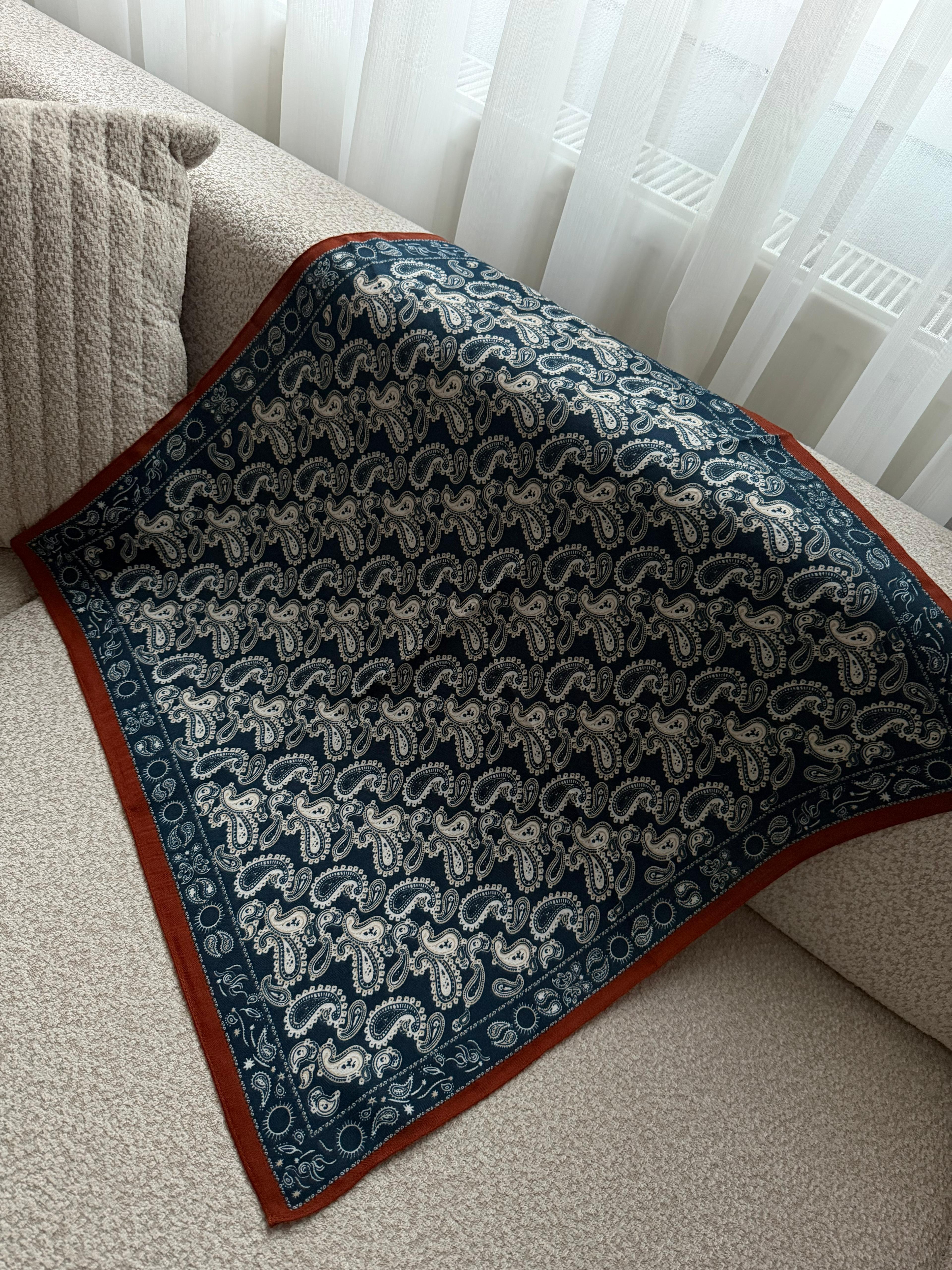 Mavi Renk Tarçın Çerçeve Etnik Desen Fular 70x70