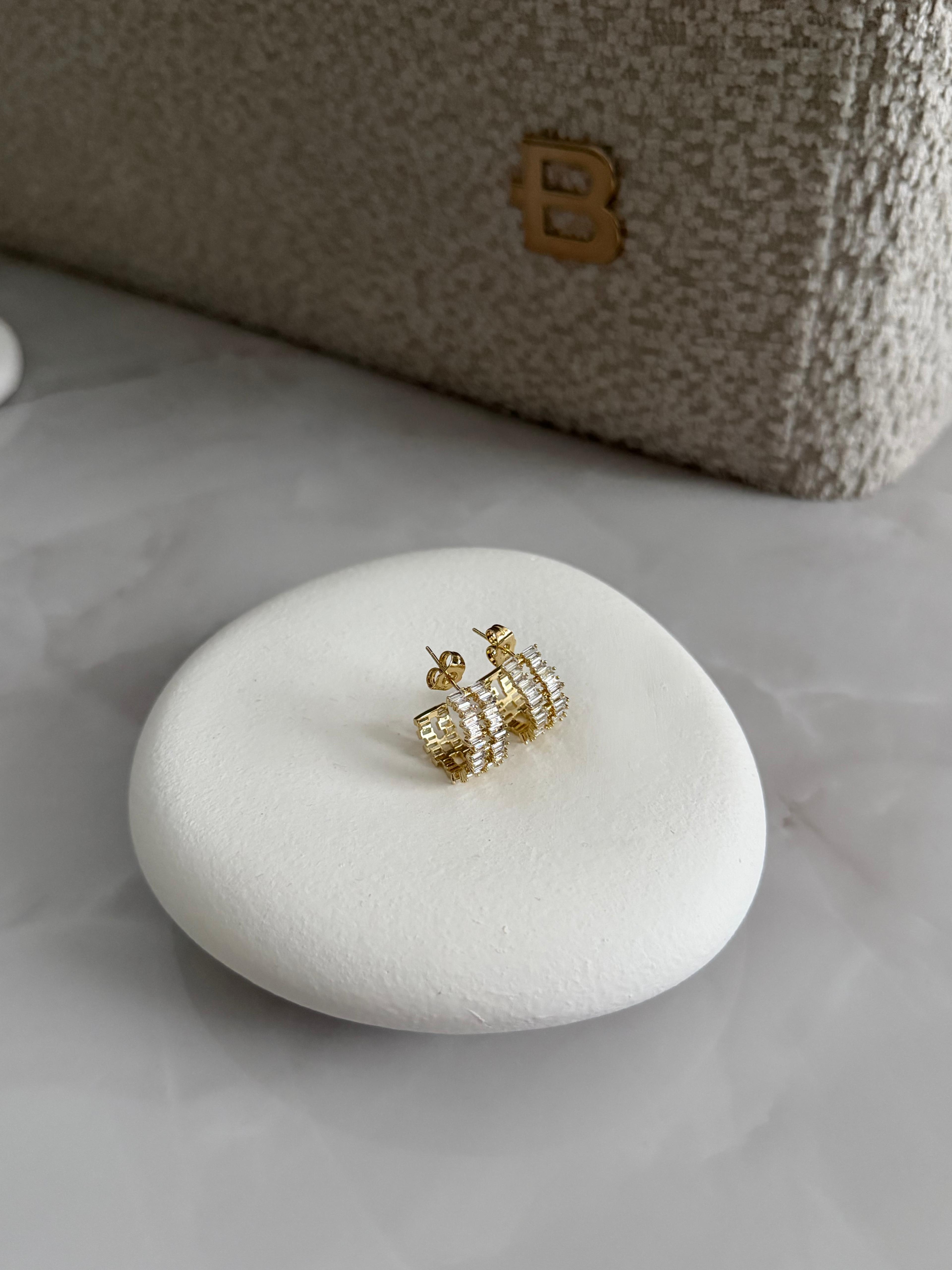 Öze Seri 14k Gold İki Şeritli Baget Taşlı Küpe