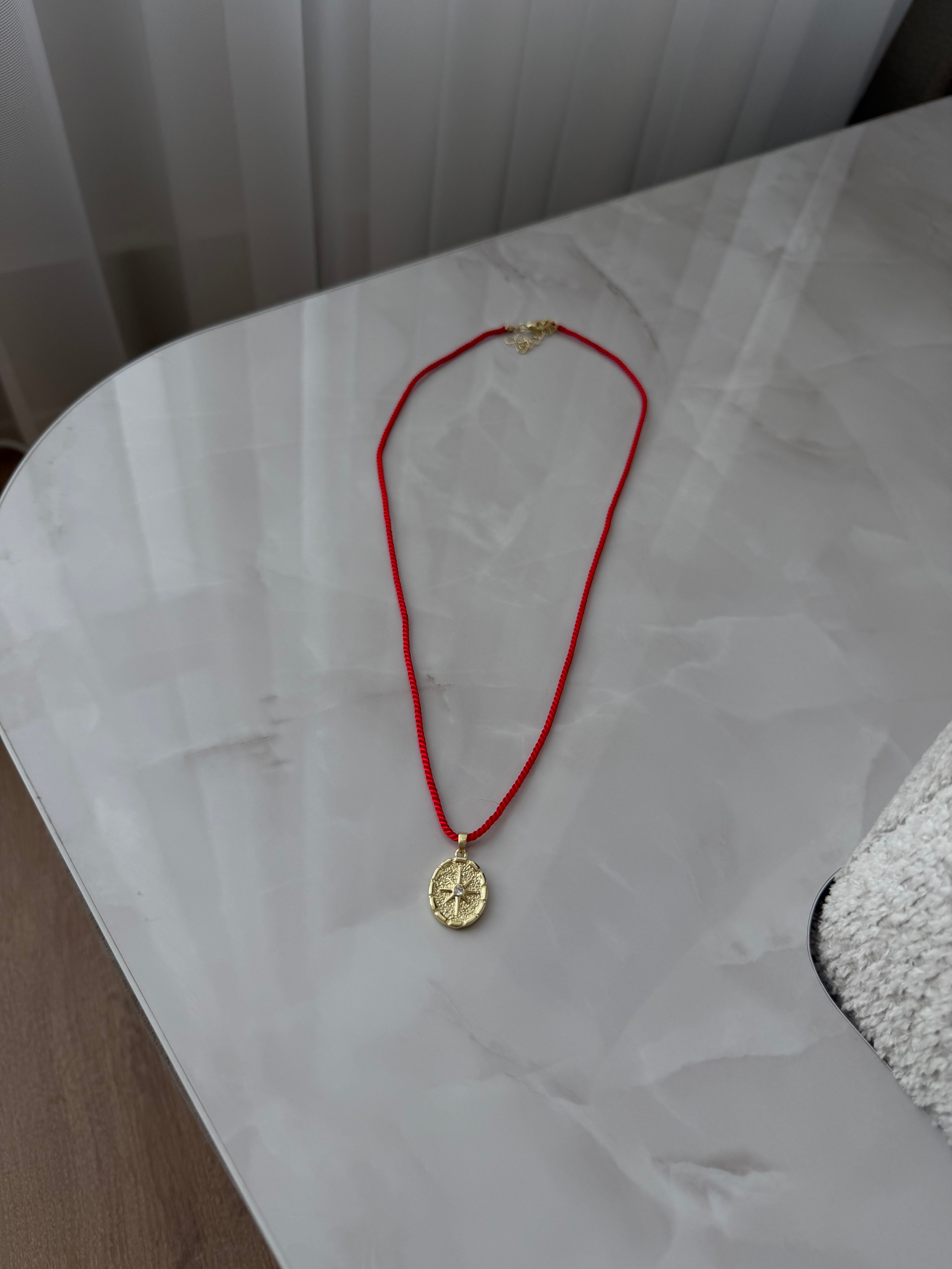 Rota Kırmızı İpli Madalyon Kolye