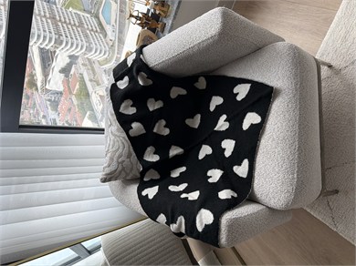 Siyah Kalp Desenli Üçgen Şal Fular 175x72