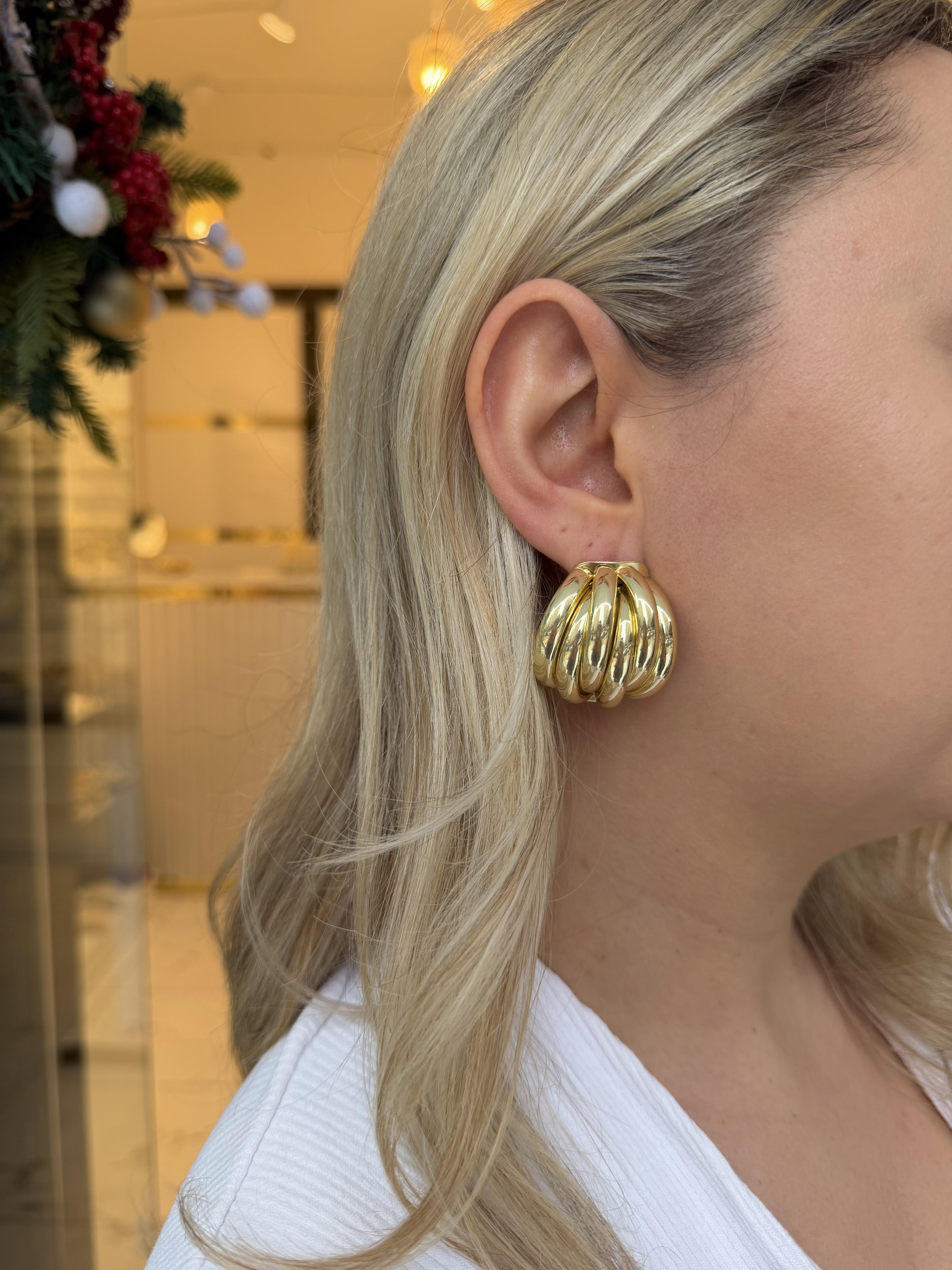 Marka Model Altı Sıralı Gold Küpe