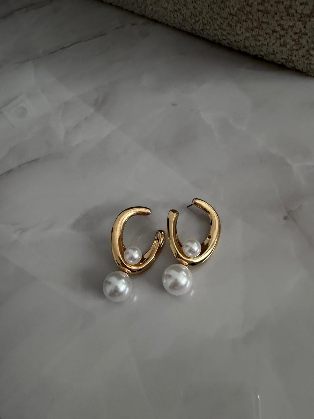 Marka Model Gold Eğim Detaylı İnci Küpe