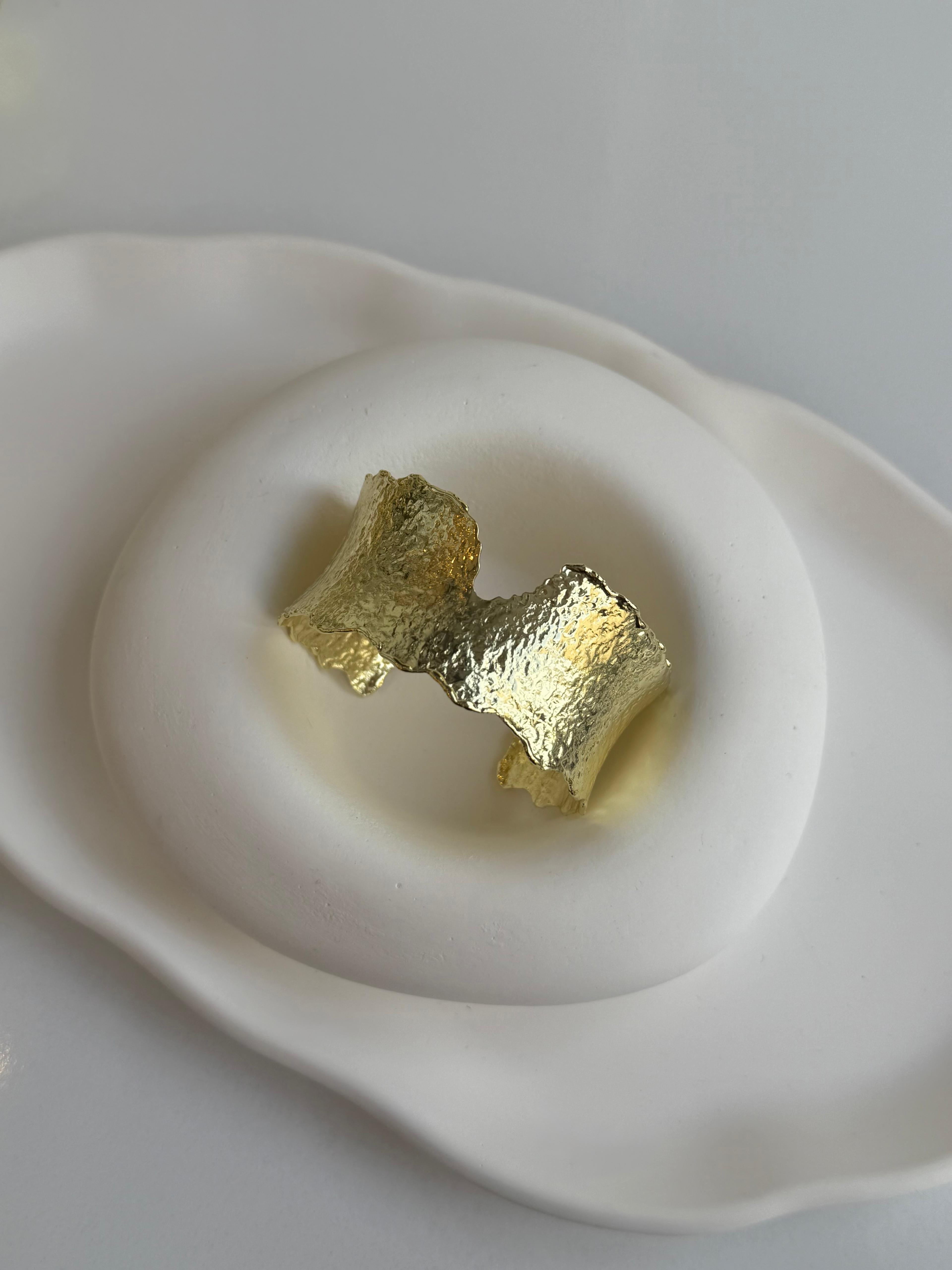 Marka Model Kesik Detay Gold Kelepçe
