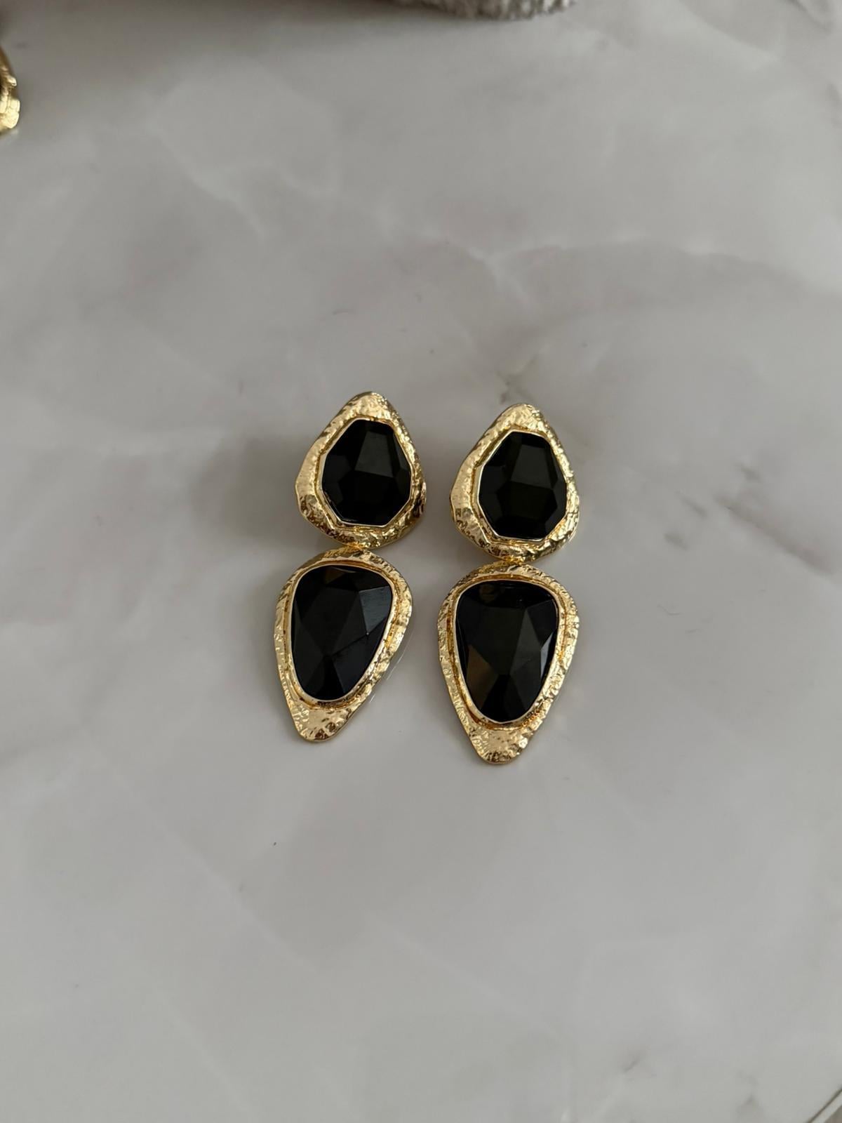 Marka Model Siyah Gold Kenarlı Sallantılı Küpe