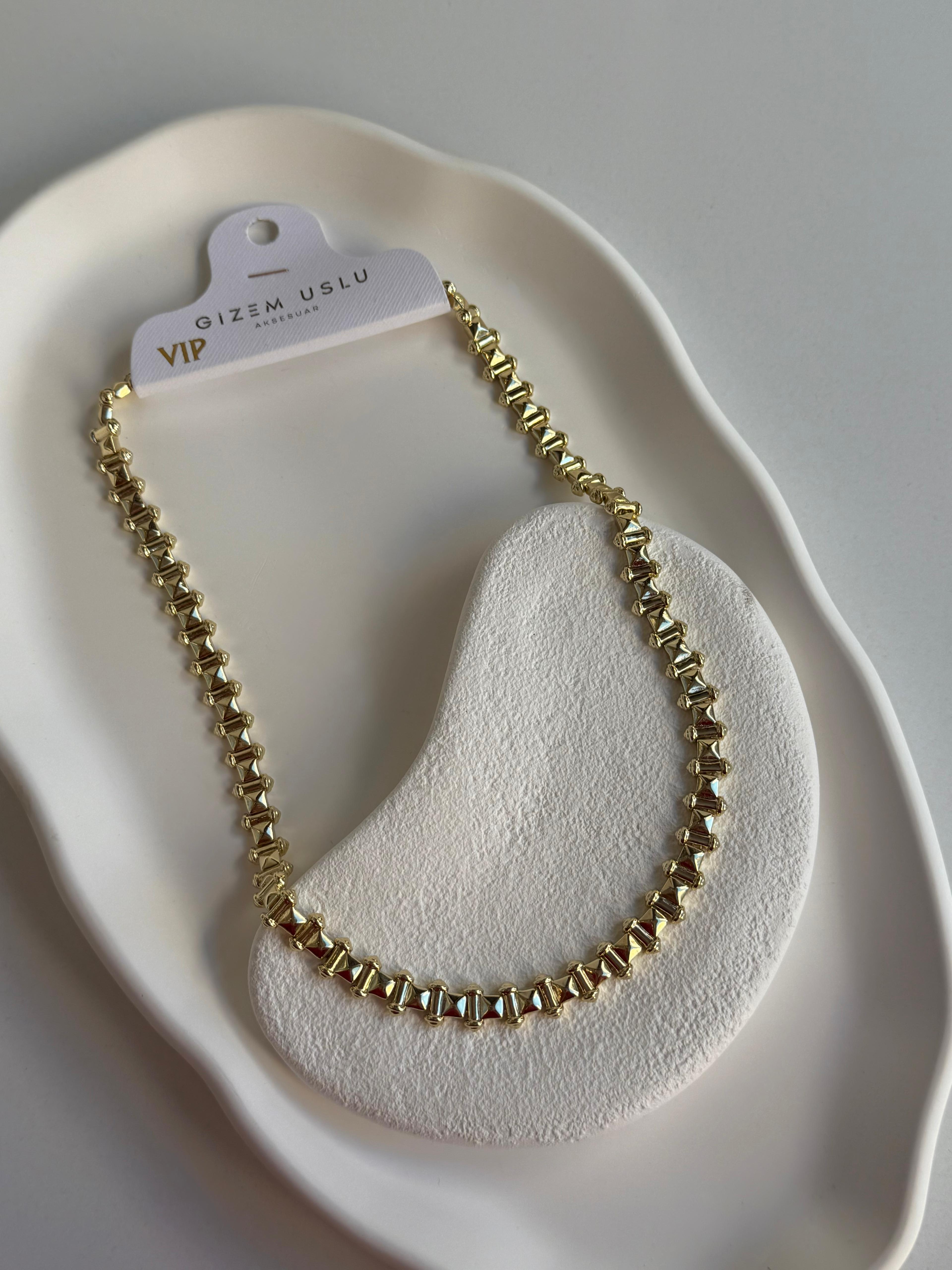 Özel Seri Gold Kare Detaylı Kolye