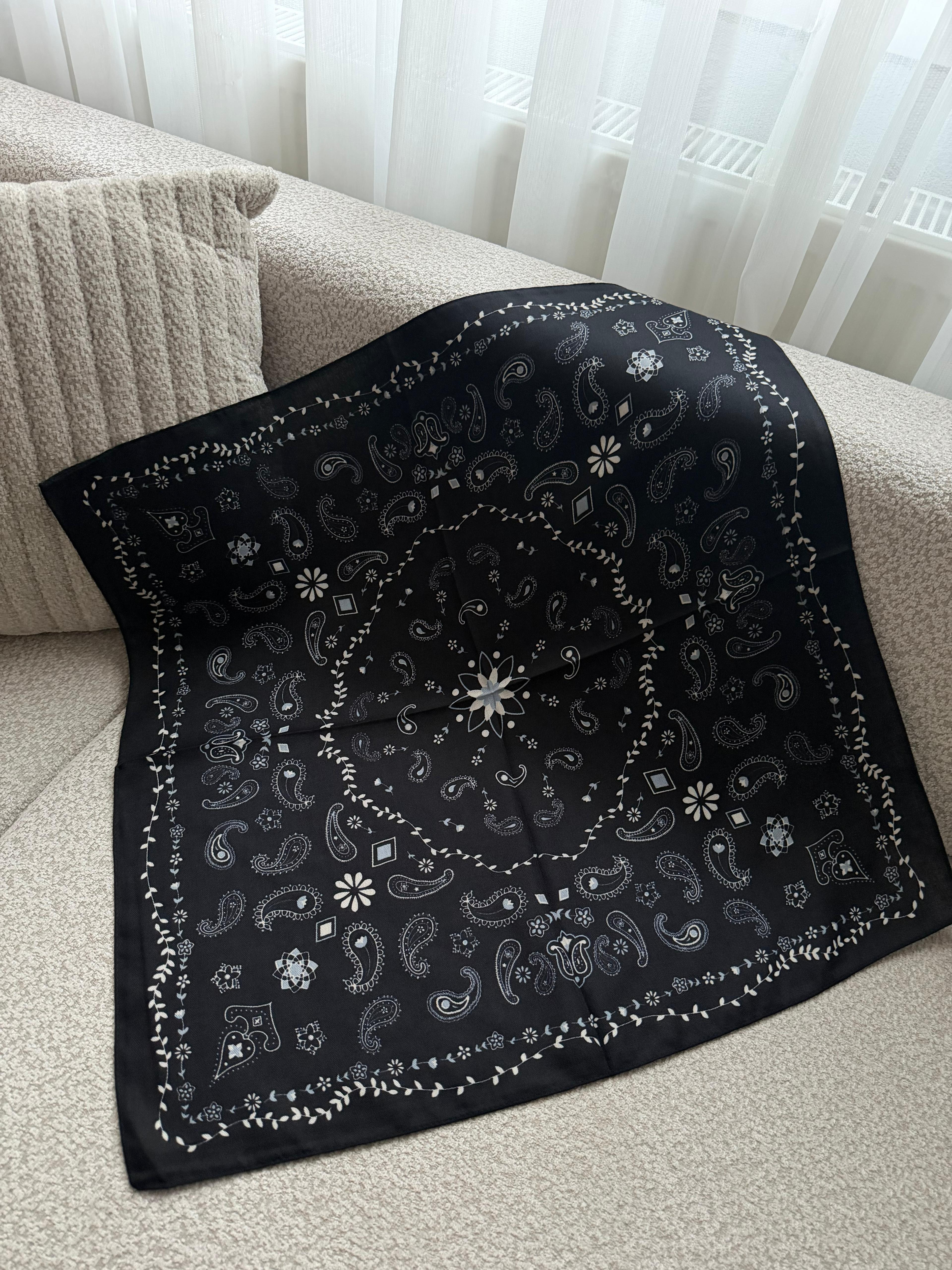 Siyah Üzeri Mavi Beyaz Etnik Desen Fular 70x70