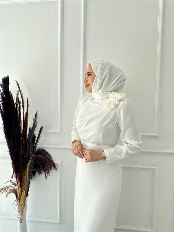 omuzu gül saten stil abiye 4900 Ekru