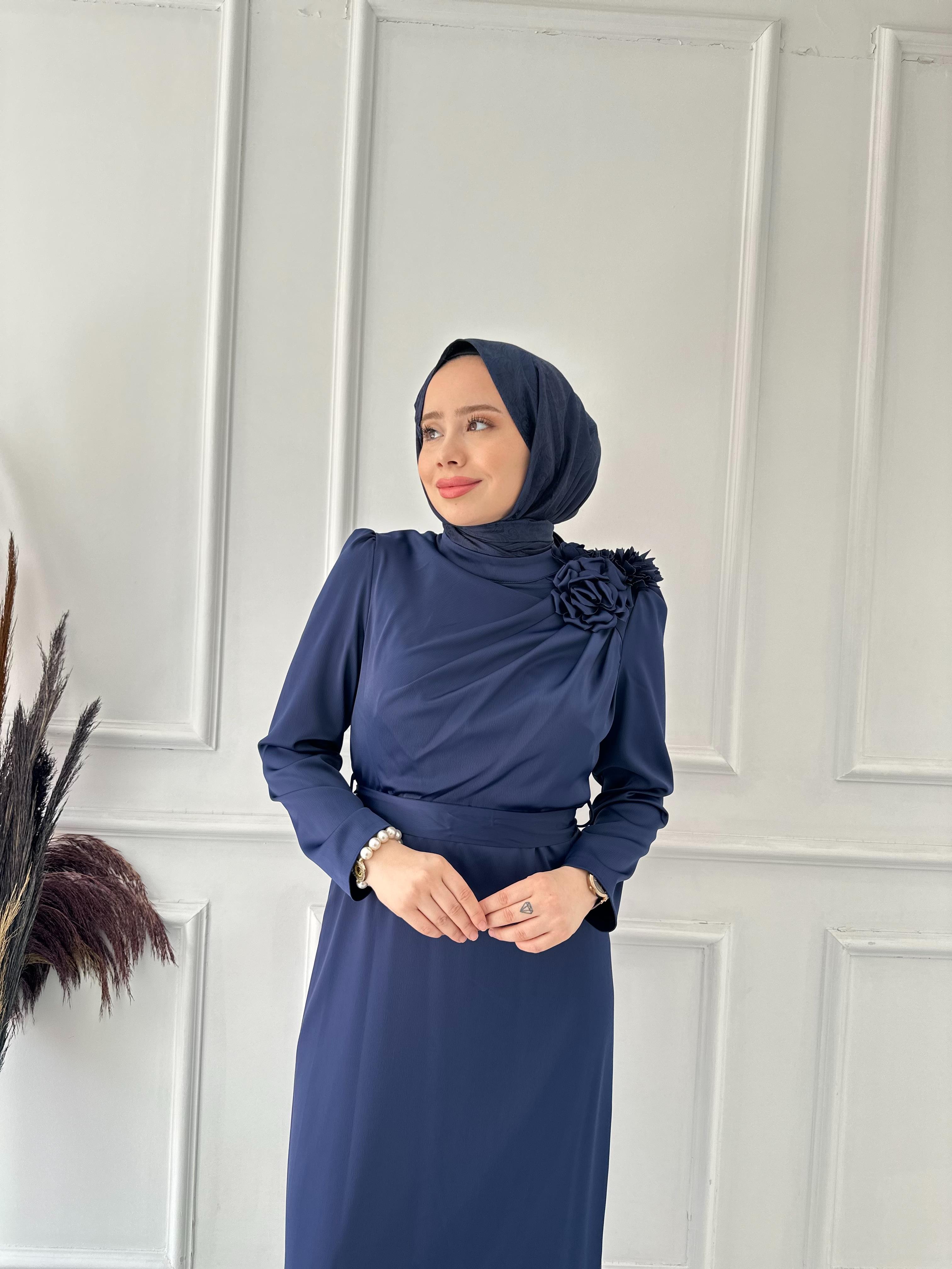 omuzu gül saten stil abiye 4900 Lacivert