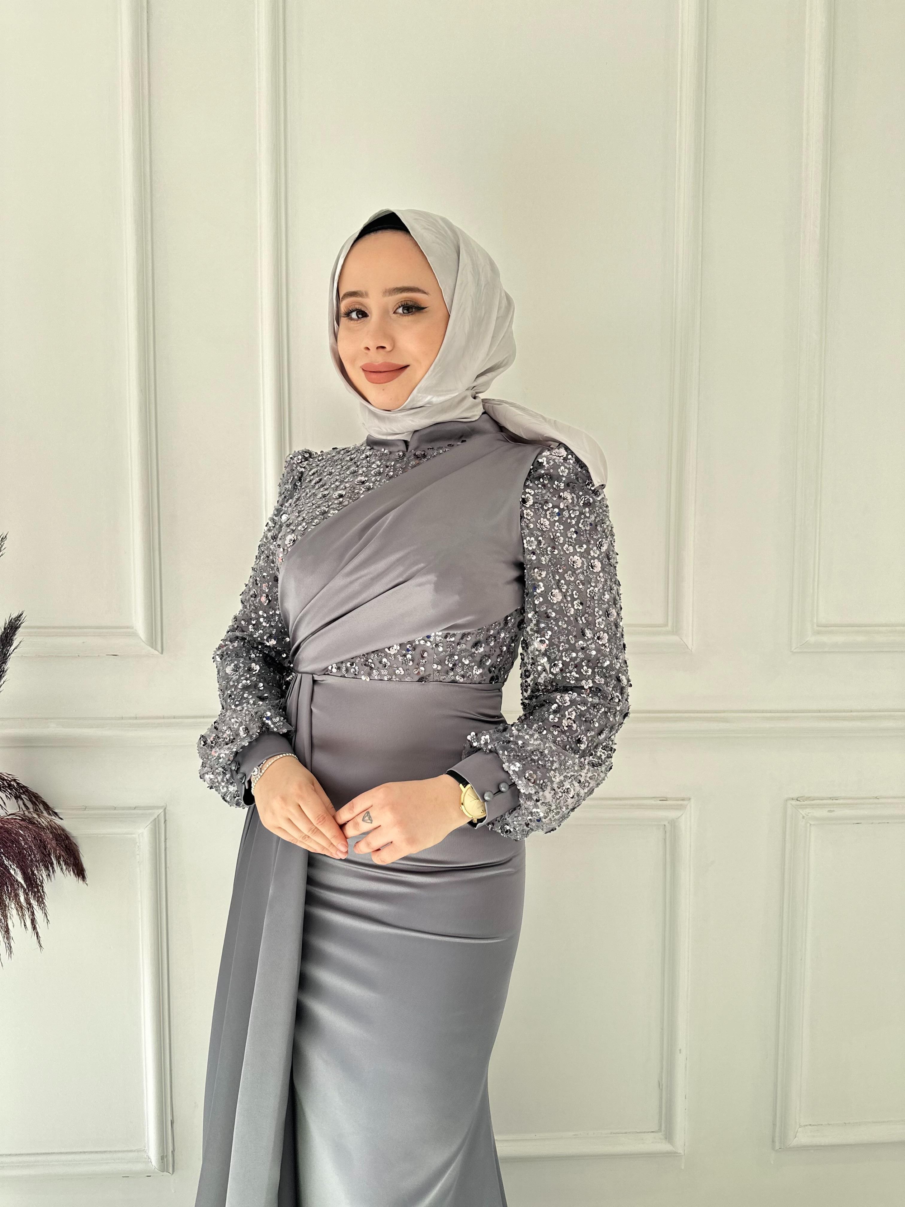 saten kol taşlı degajeli abiye 2472 Gri