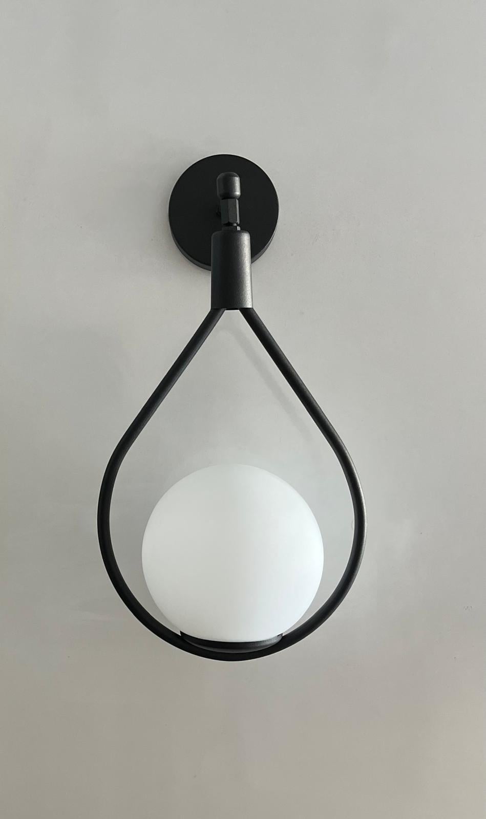 Badem Siyah Kasa Beyaz Glop Camlı Metal Pilli Aplik - Özel Tasarım Lamba ve Pil dahil - Tek AdetFeza BalCamlı Siyah Metal Modern 2 Adet Pilli Aplik - Özel Tasarım Lamba ve Pil Dahildir