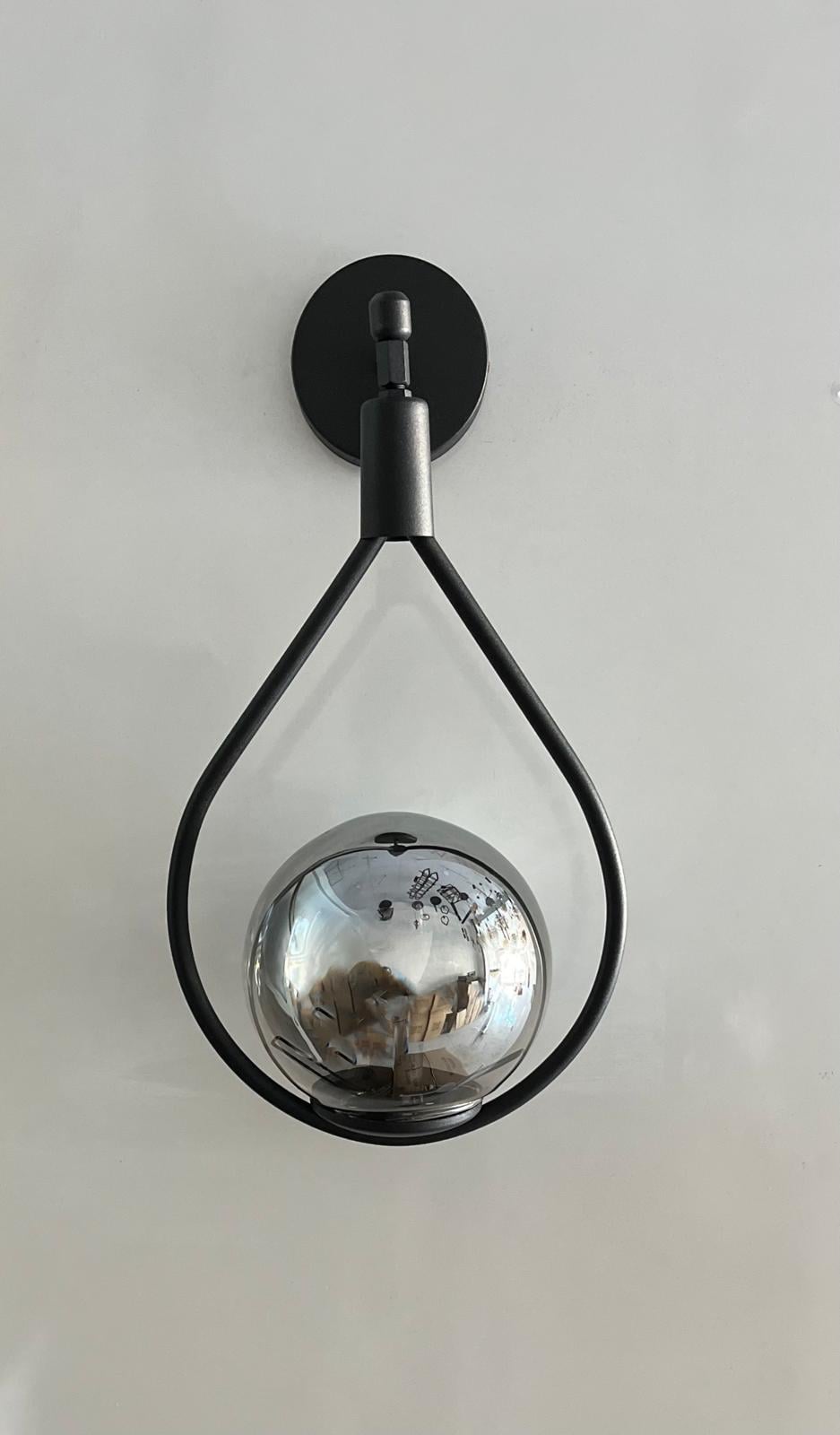 Badem Siyah Kasa Füme Glop Camlı Metal Pilli Aplik - Özel Tasarım Lamba ve Pil dahil - Tek AdetFeza BalCamlı Siyah Metal Modern 2 Adet Pilli Aplik - Özel Tasarım Lamba ve Pil Dahildir