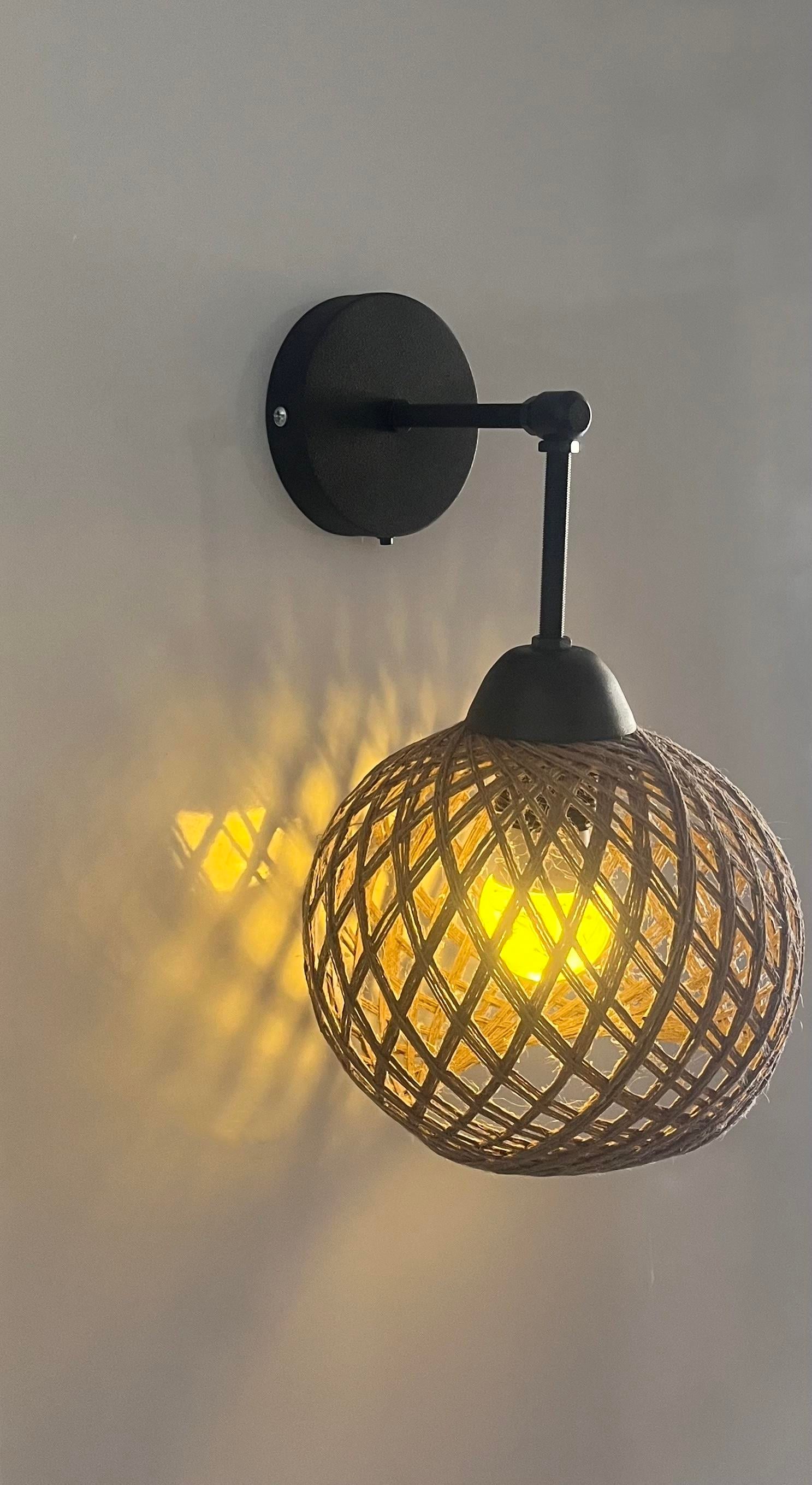 Gurbet Hasır Şapkalı Metal Siyah 1 Adet Pilli Aplik - Özel Tasarım Lamba HediyeliFeza BalCamlı Siyah Metal Modern 2 Adet Pilli Aplik - Özel Tasarım Lamba ve Pil Dahildir