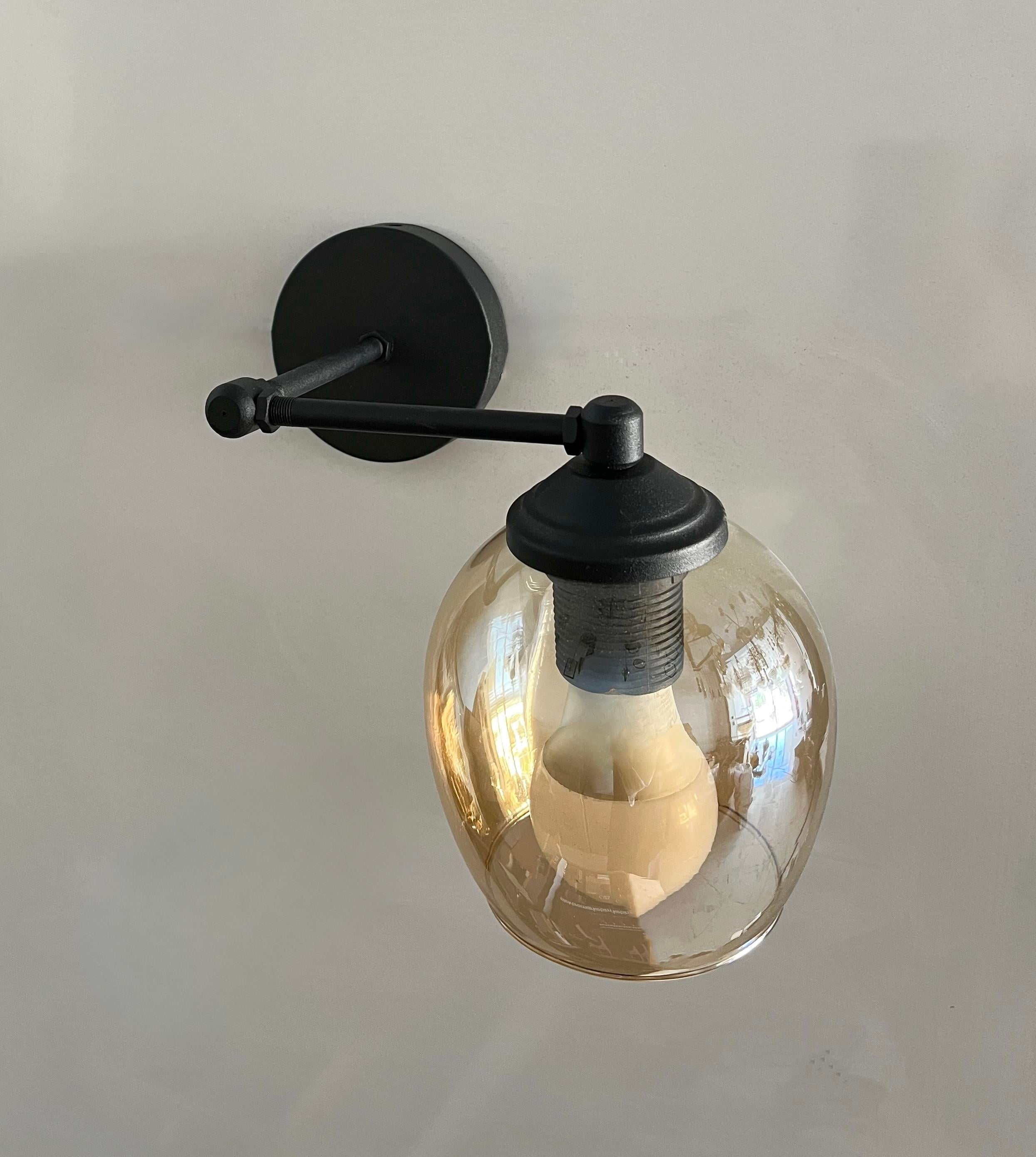 K1C Modern 1 Adet Duvar Ledli Pilli Aplik Tak Çalıştır Siyah Kasa Bal Camlı-Lamba ve Pil HediyeliFeza FümeCamlı Siyah Metal Modern 2 Adet Pilli Aplik - Özel Tasarım Lamba ve Pil Dahildir