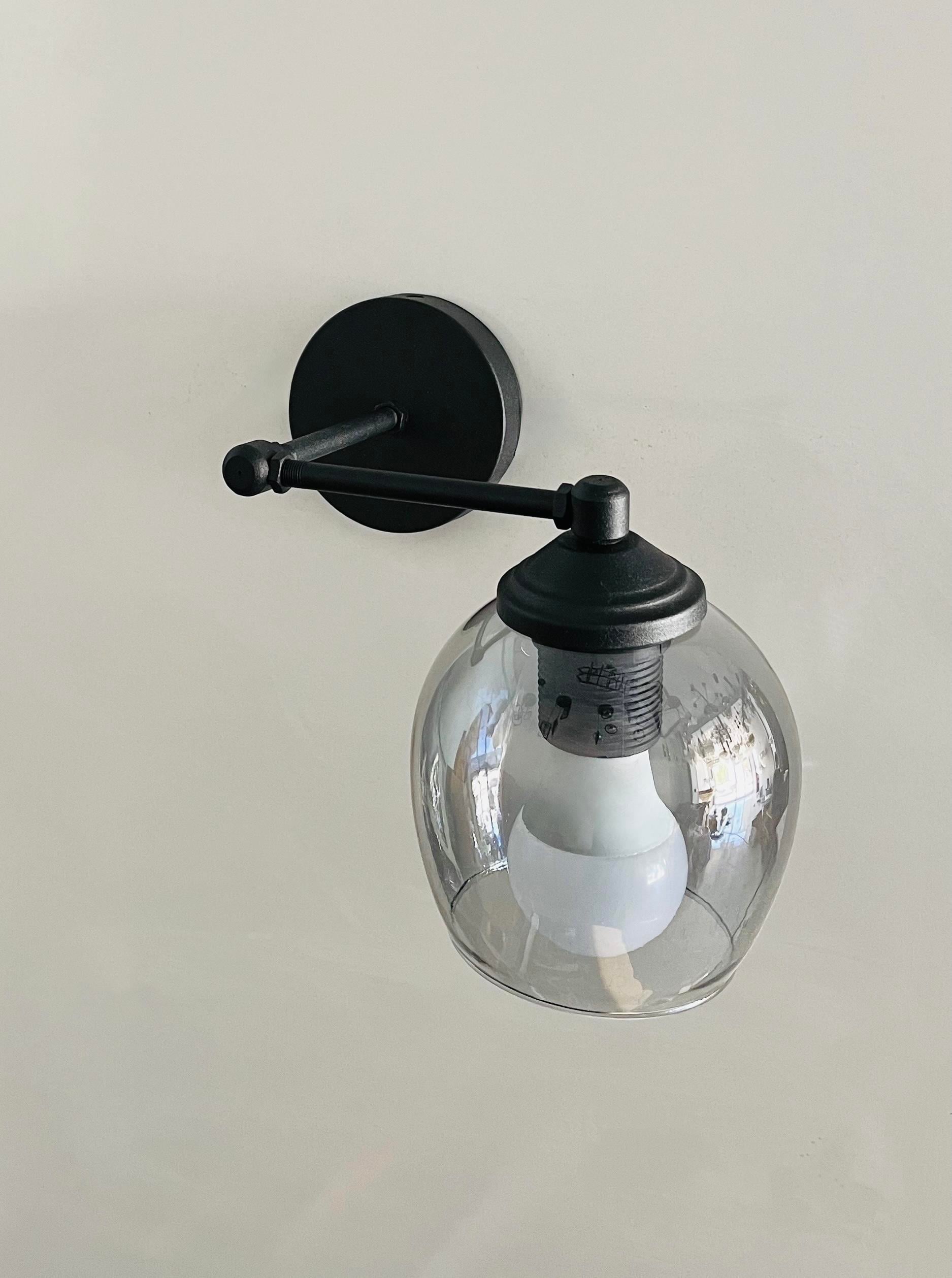 K1C Modern 1 Adet Duvar Ledli Pilli Aplik Tak Çalıştır Siyah Kasa Füme Camlı-Lamba ve Pil HediyeliFeza FümeCamlı Siyah Metal Modern 2 Adet Pilli Aplik - Özel Tasarım Lamba ve Pil Dahildir