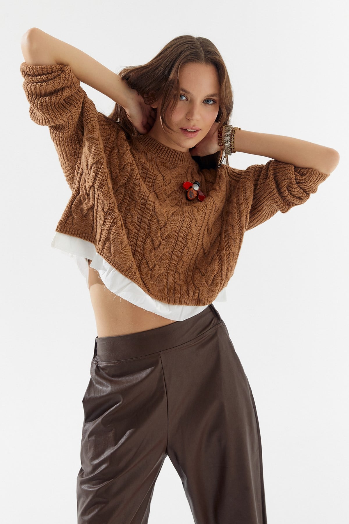 İthal İtalyan İplik Belinde Kumaş Detaylı Crop Saç Örgü Kazak Camel 