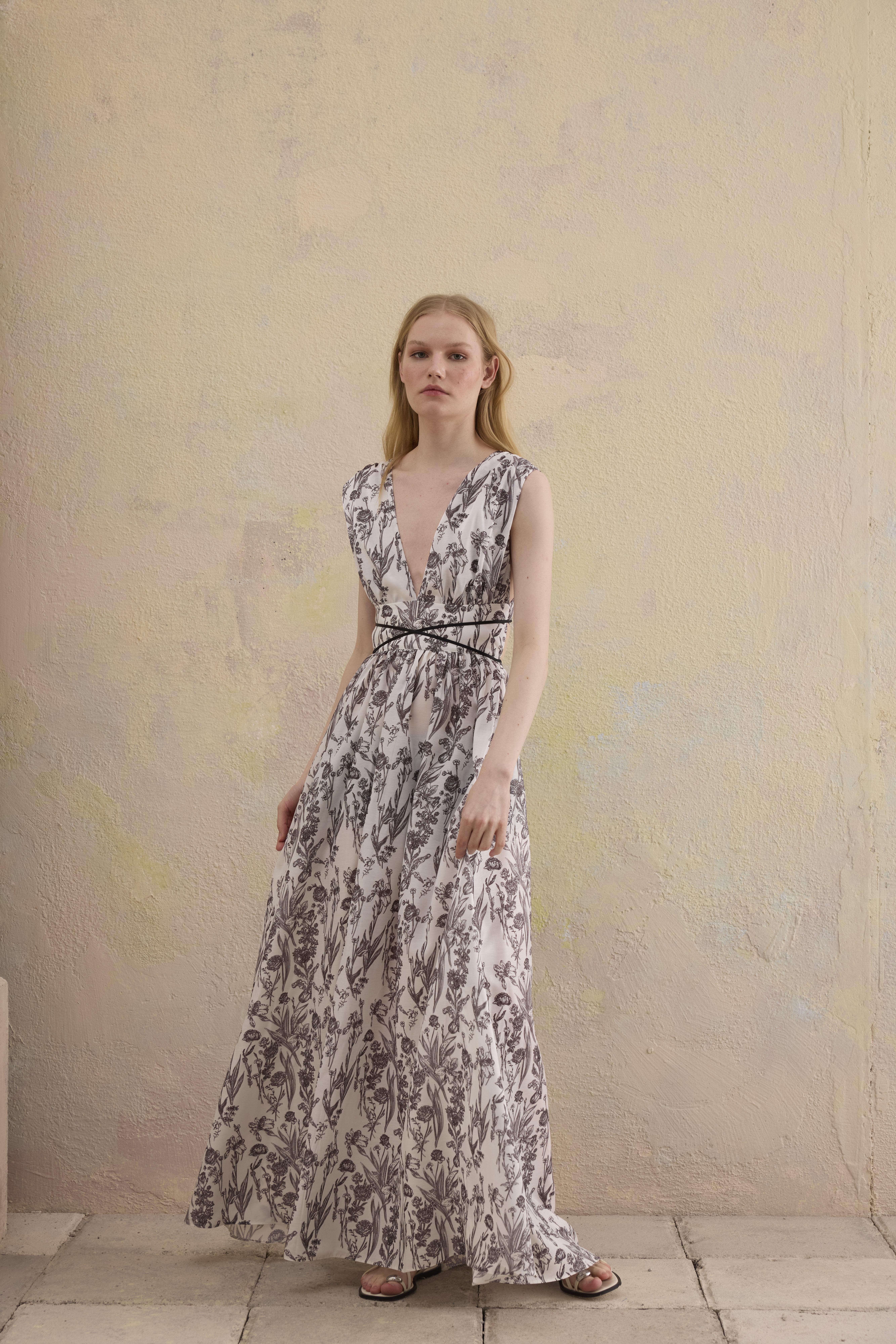 Sırt dekolteli uzun keten elbise