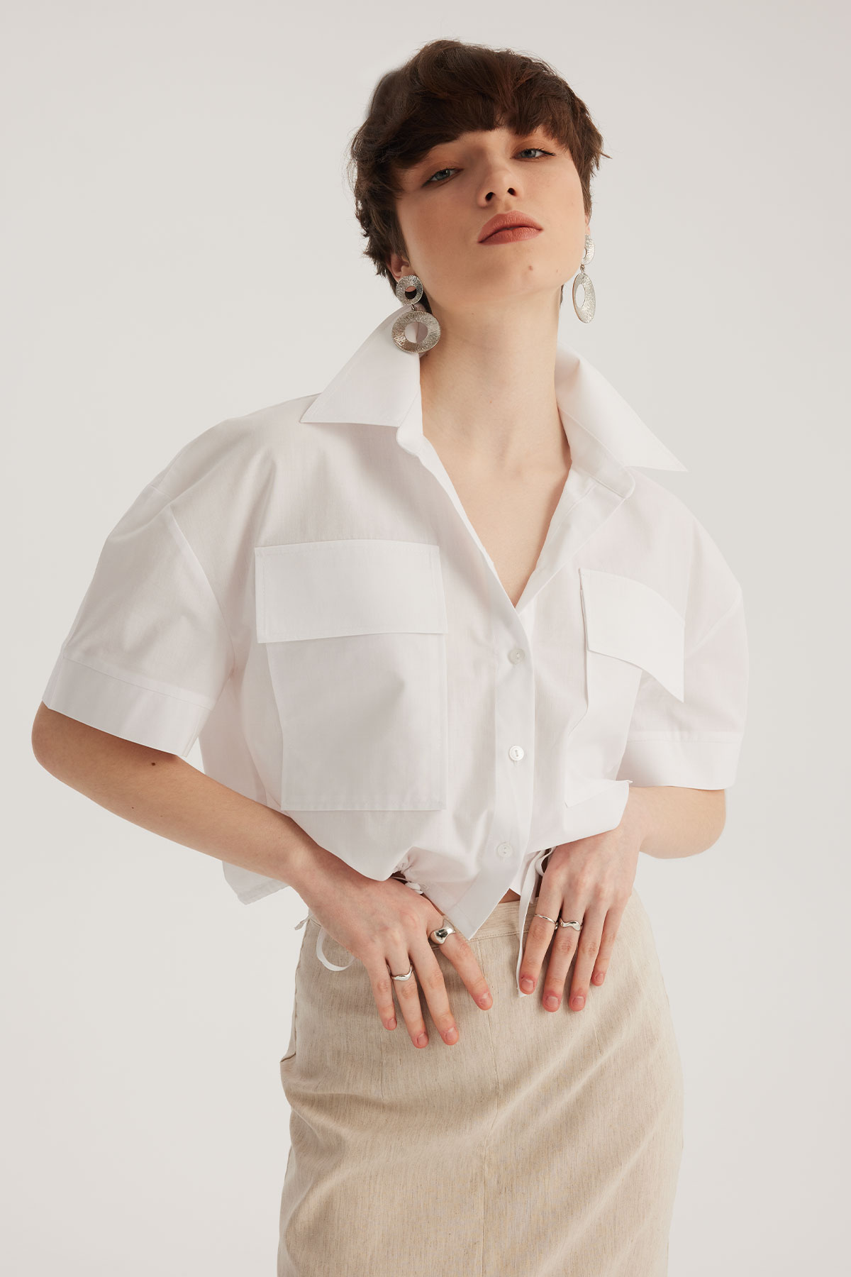 Beyaz Bağlama Detaylı Çift Cepli Kısa Kollu Crop Gömlek - Stella Pulvis
