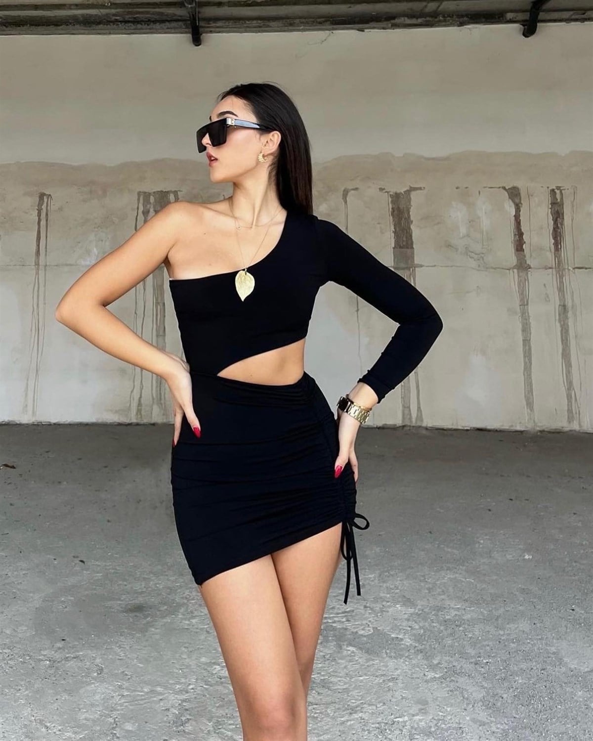 Kadın Siyah Cut Out Detaylı Büzgülü Tek Omuz Askılı Örme Elbise